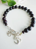 Pulsera silver Yoga en piedras granate . Incluye envoltorio para regalo