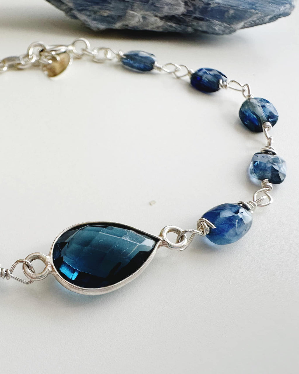 Pulsera de Plata 925 en piedra natural Cianita Azul. Incluye significado de la piedra y Packing para regalo