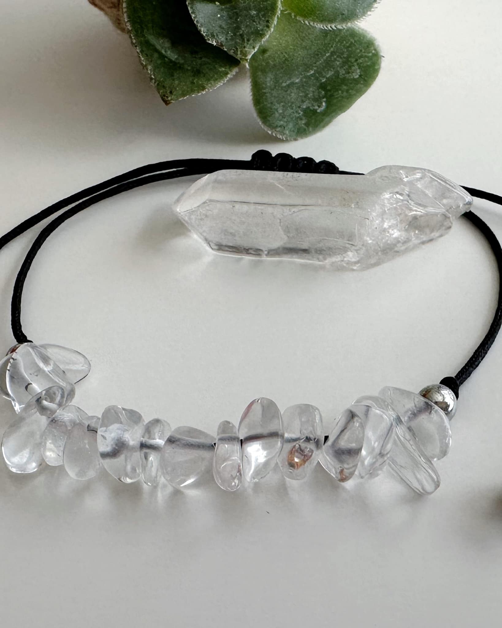 Pulsera ajustable de Cuarzo Cristal. Incluye packing para regalo