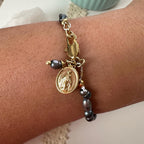 Pulsera virgen milagrosa en perlas naturales grises. Incluye mensaje especial y packing para regalo