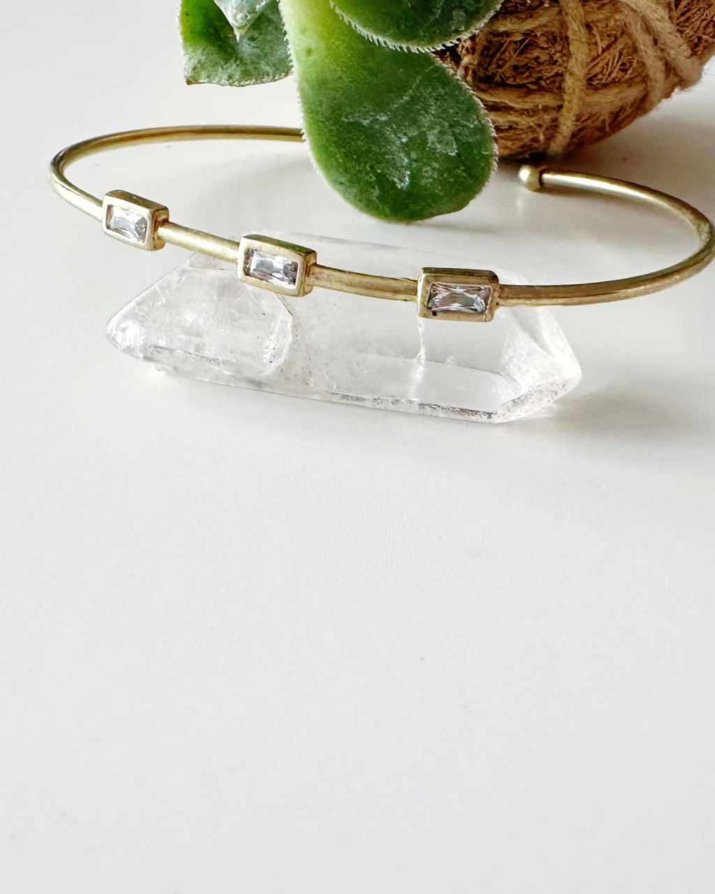 Pulsera esclava ajustable. Incluye packing para regalo