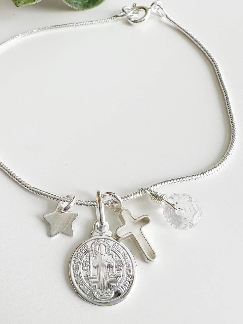 Pulsera San Benito de protección. Incluye mensaje especial y packing para regalo