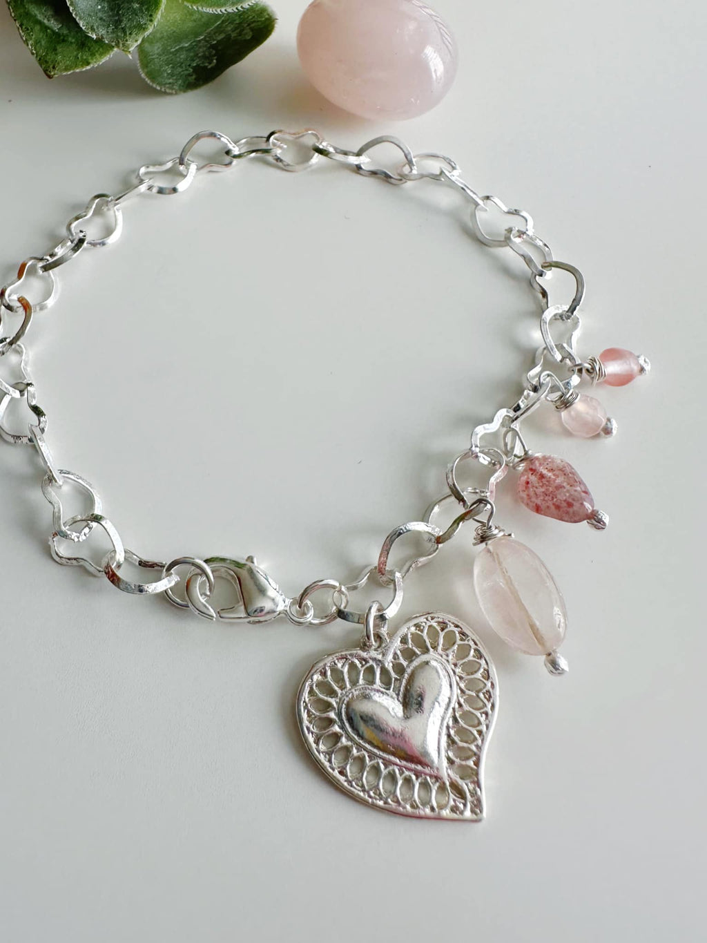 Pulsera corazón y piedras Cuarzo Rosa . Incluye significado de la piedra y Packing para regalo