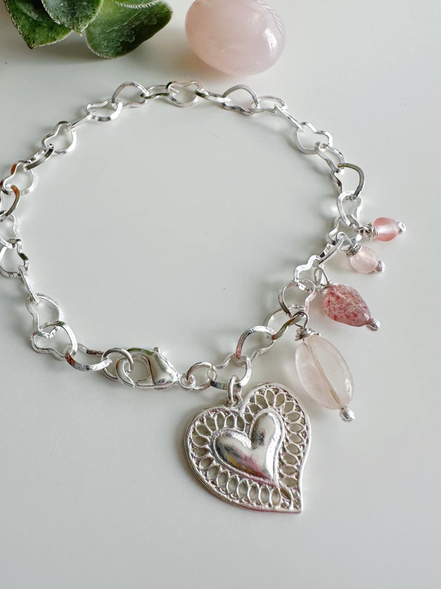 Pulsera corazón y piedras Cuarzo Rosa . Incluye significado de la piedra y Packing para regalo