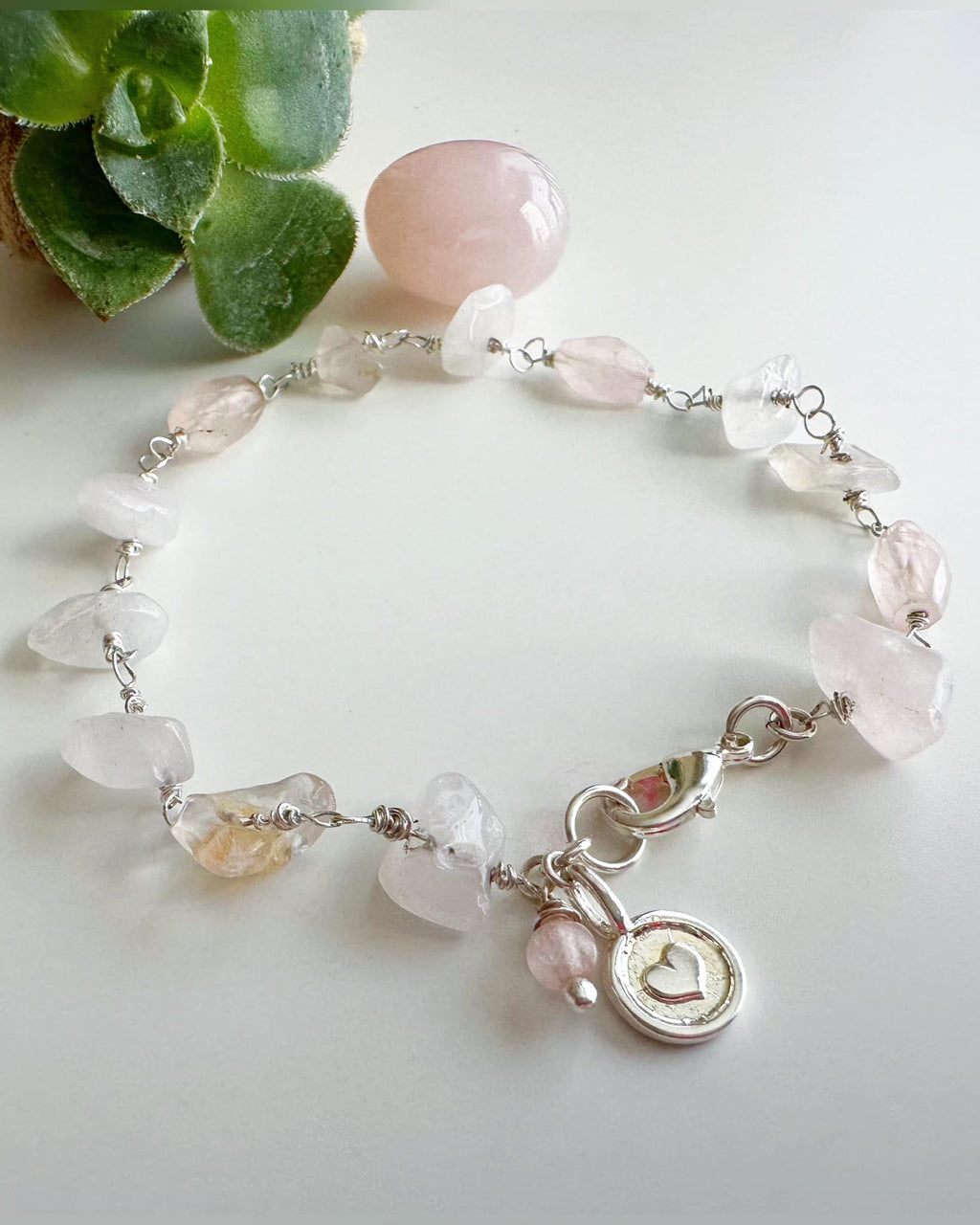 Pulsera “Amor Infinito” en piedras de Cuarzo Rosa. Incluye significado de la piedra y packing para regalo
