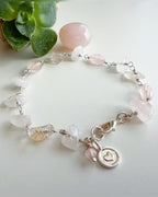 Pulsera “Amor Infinito” en piedras de Cuarzo Rosa. Incluye significado de la piedra y packing para regalo