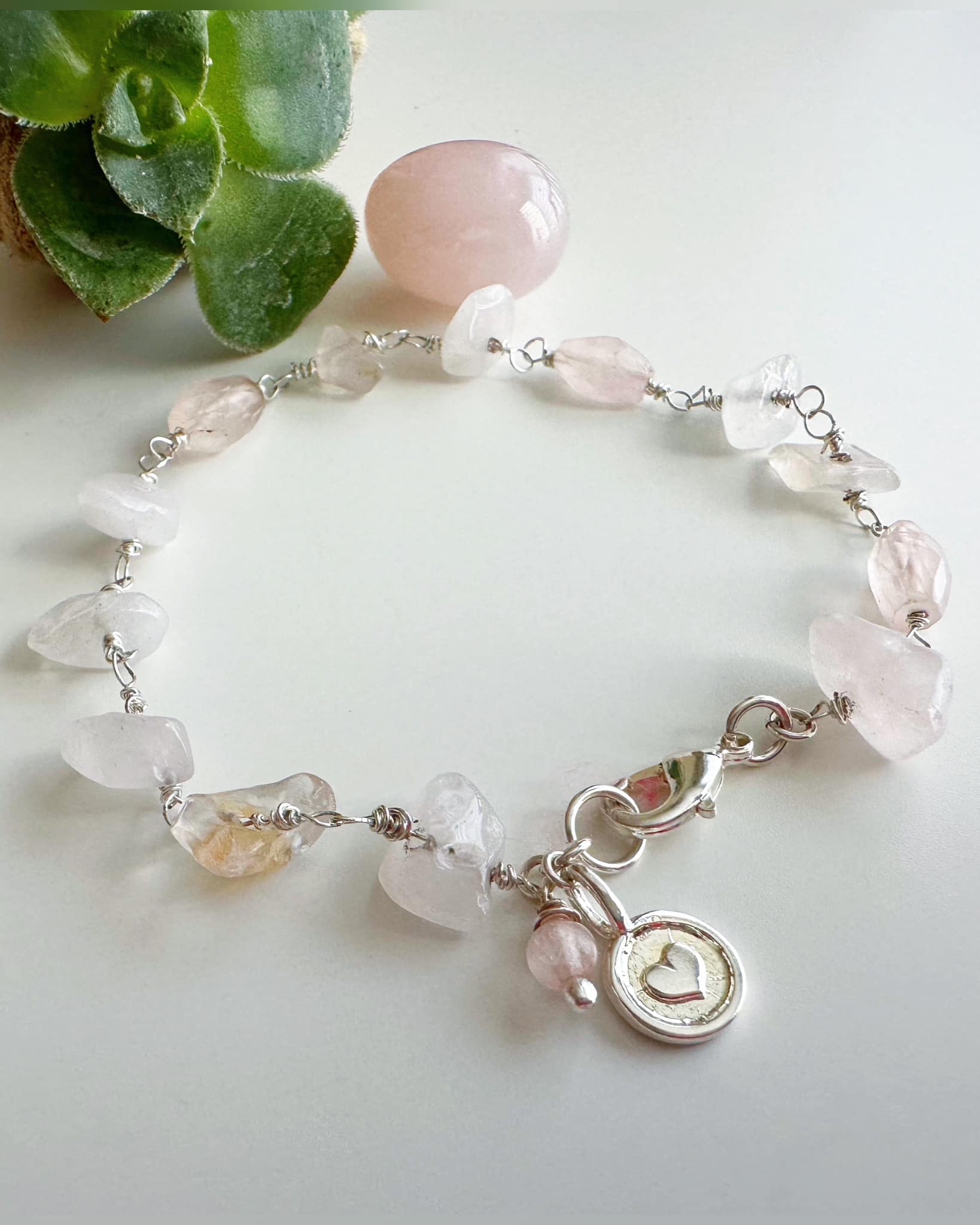 Pulsera “Amor Infinito” en piedras de Cuarzo Rosa. Incluye significado de la piedra y packing para regalo