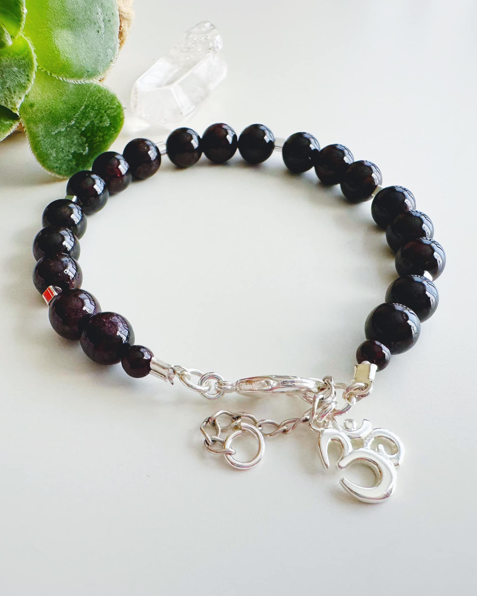 Pulsera silver Yoga en piedras granate . Incluye envoltorio para regalo