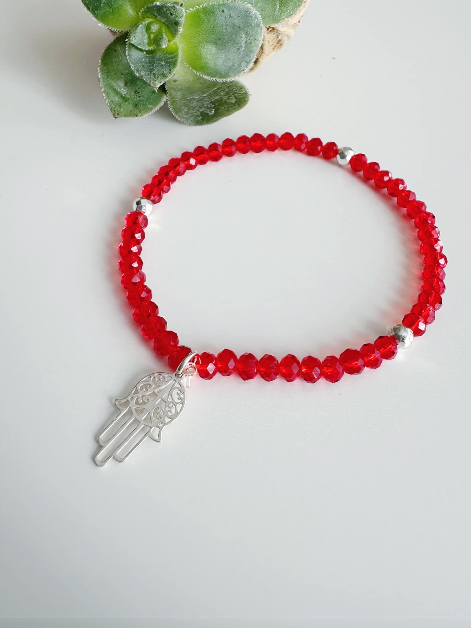 Pulsera “Protección y Amor” – Cristales Rojos con Mano de Fátima