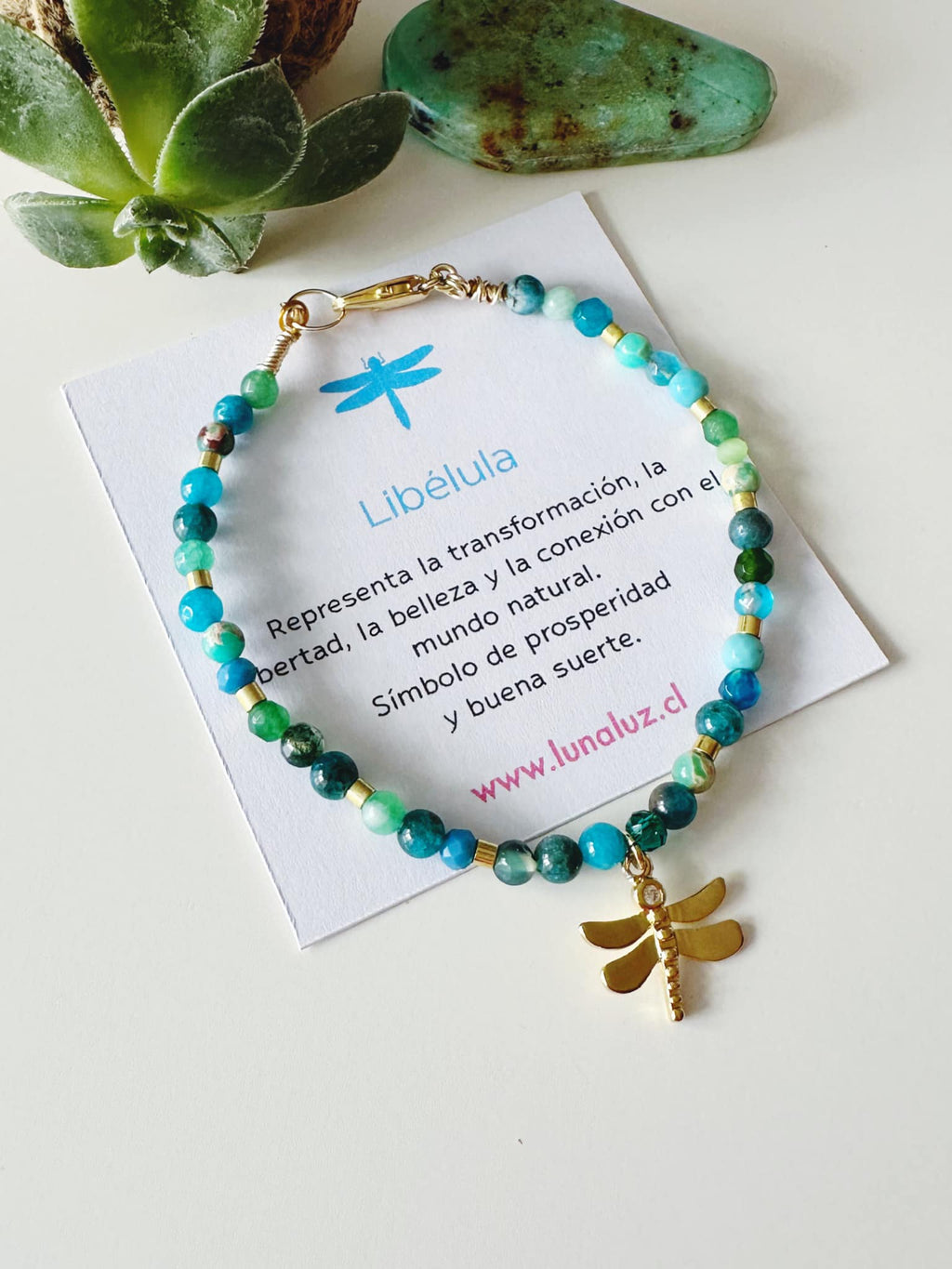 Pulsera Libélula, en piedras verdosas . Incluye packing para regalo
