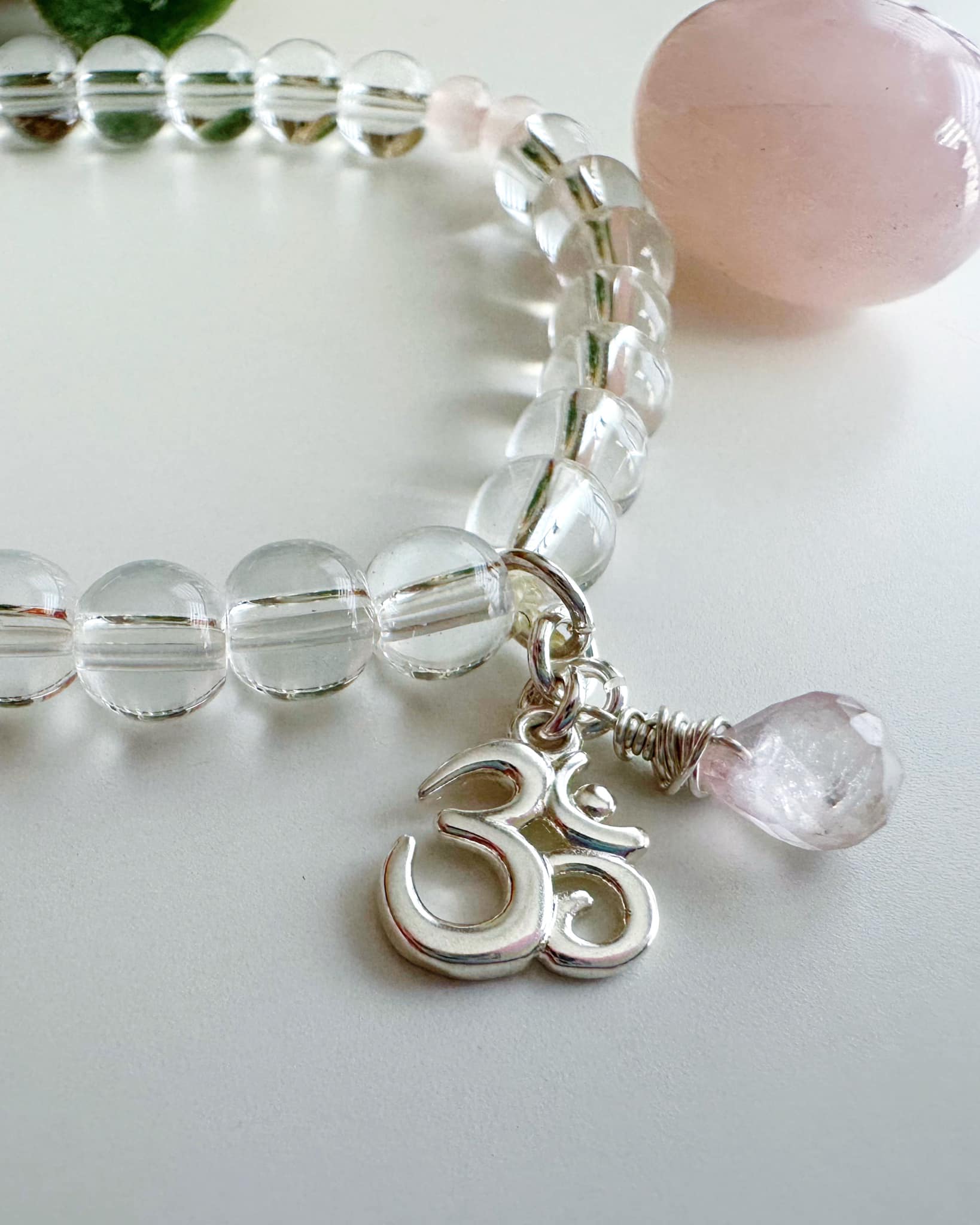 Pulsera OM Cuarzo Cristal y Cuarzo rosa. Incluye packing regalo y significado de la Piedra