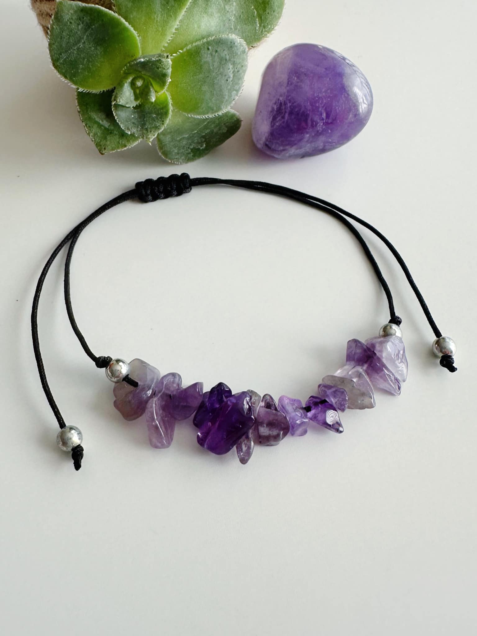 Pulsera hilo Ajustable Amatista. Incluye significado y packing para regalo