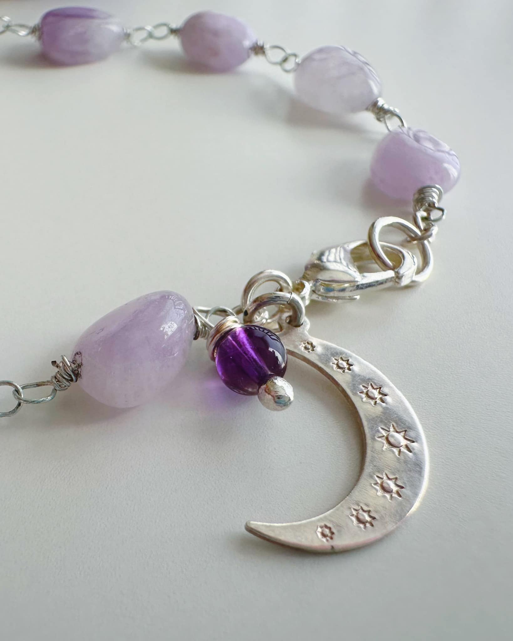 Pulsera Luna Luz en Amatista. Incluye significado de la Piedra y packing para regalo