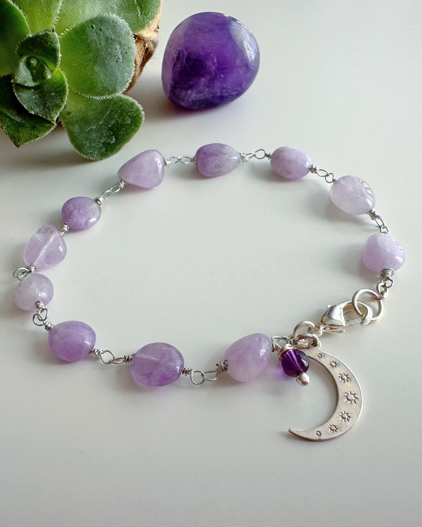 Pulsera Luna Luz en Amatista. Incluye significado de la Piedra y packing para regalo