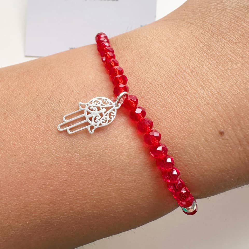 Pulsera “Protección y Amor” – Cristales Rojos con Mano de Fátima
