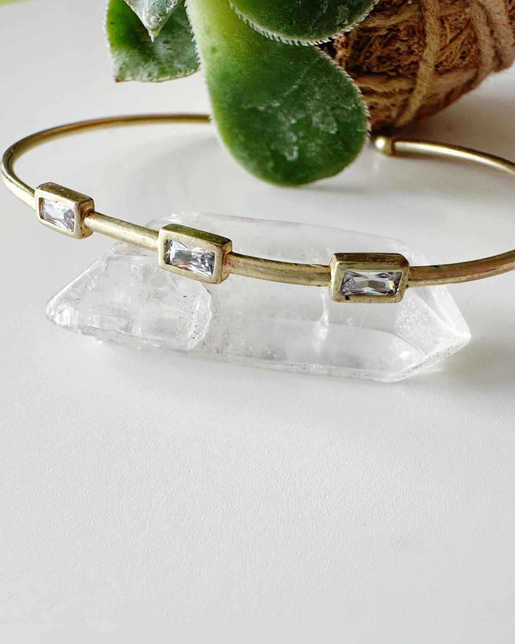 Pulsera esclava ajustable. Incluye packing para regalo