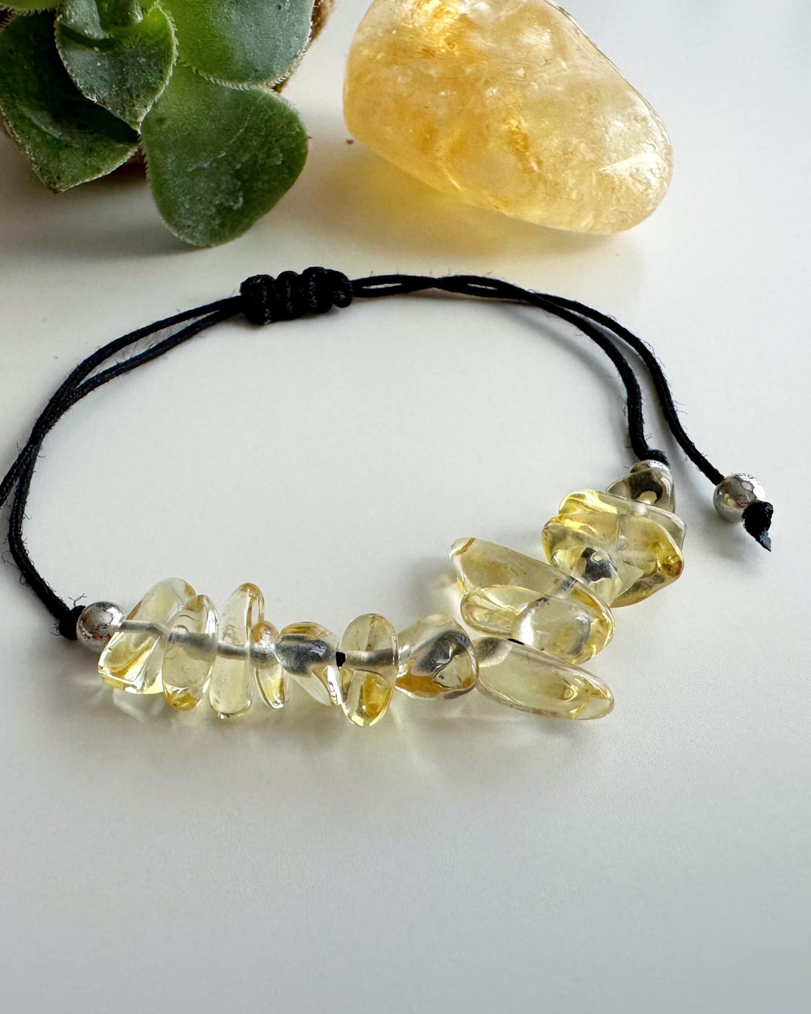 Pulsera hilo Ajustable Cuarzo Citrino. Incluye significado de la piedra y Packing para regalo