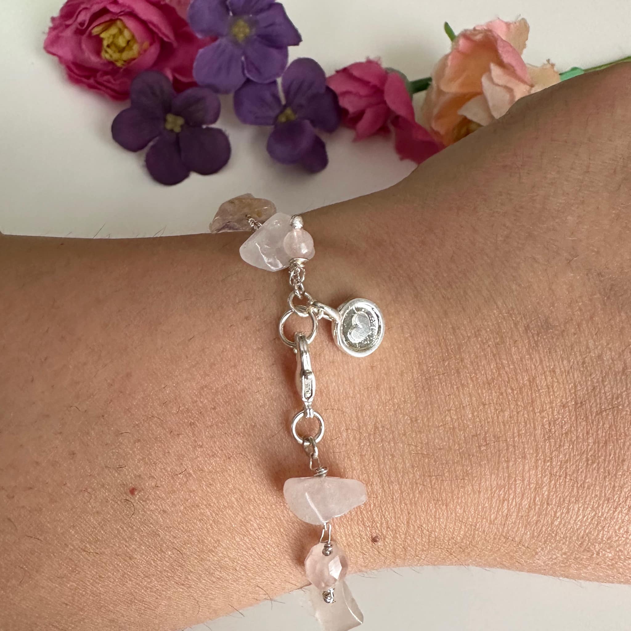 Pulsera “Amor Infinito” en piedras de Cuarzo Rosa. Incluye significado de la piedra y packing para regalo