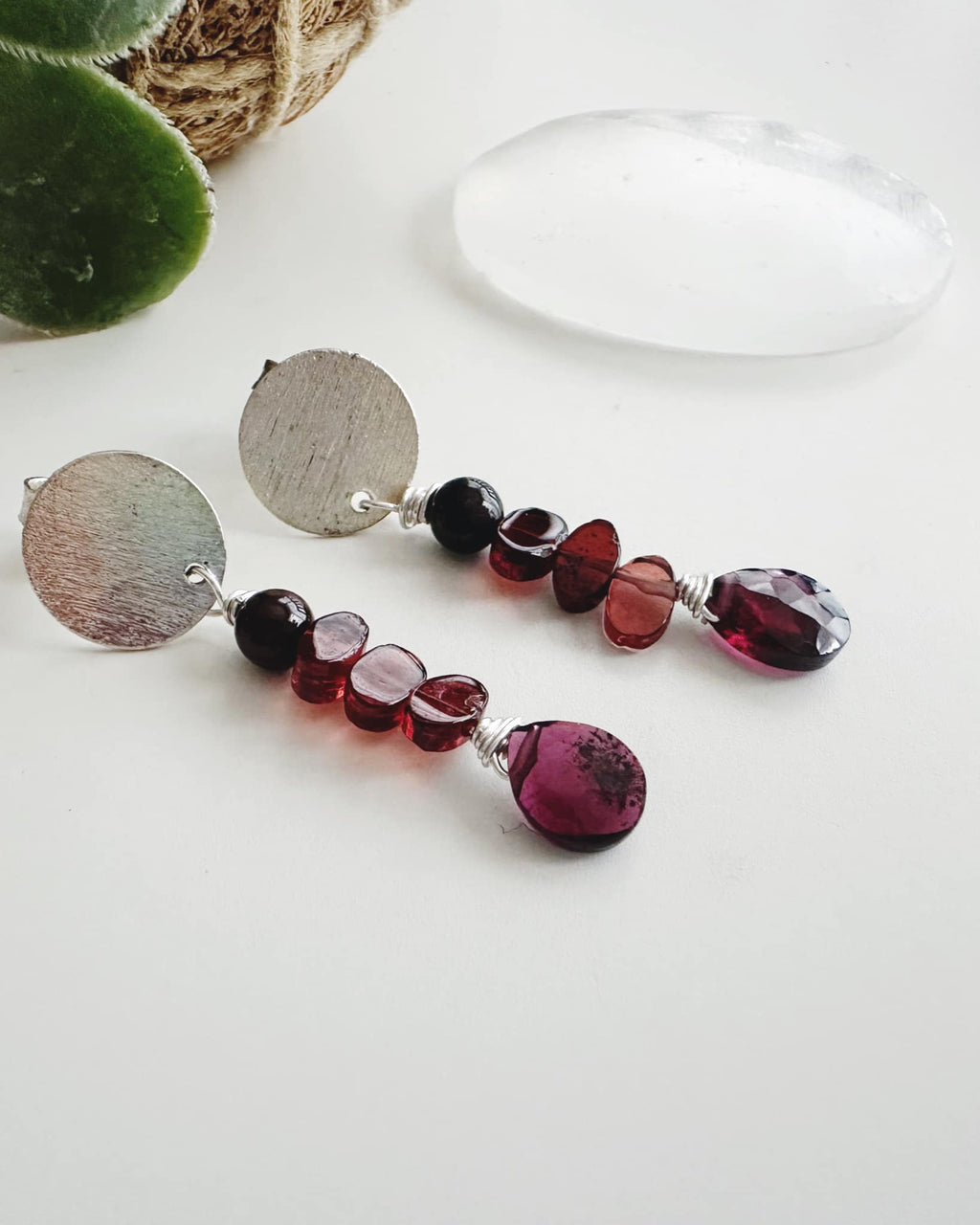 Aros silver “Enraíza” en piedras Granates. Incluye significado de la piedra y packing para regalo