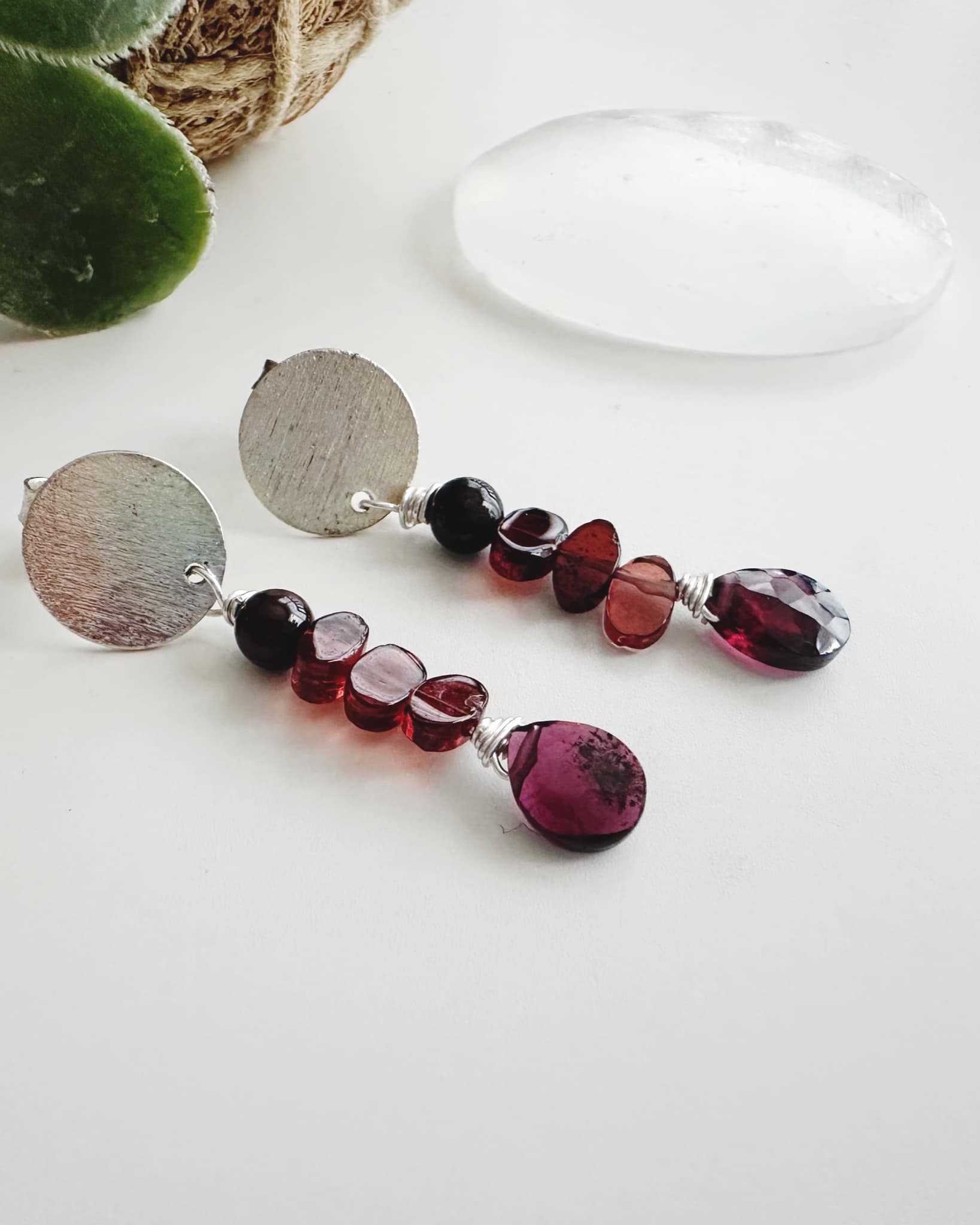 Aros silver “Enraíza” en piedras Granates. Incluye significado de la piedra y packing para regalo