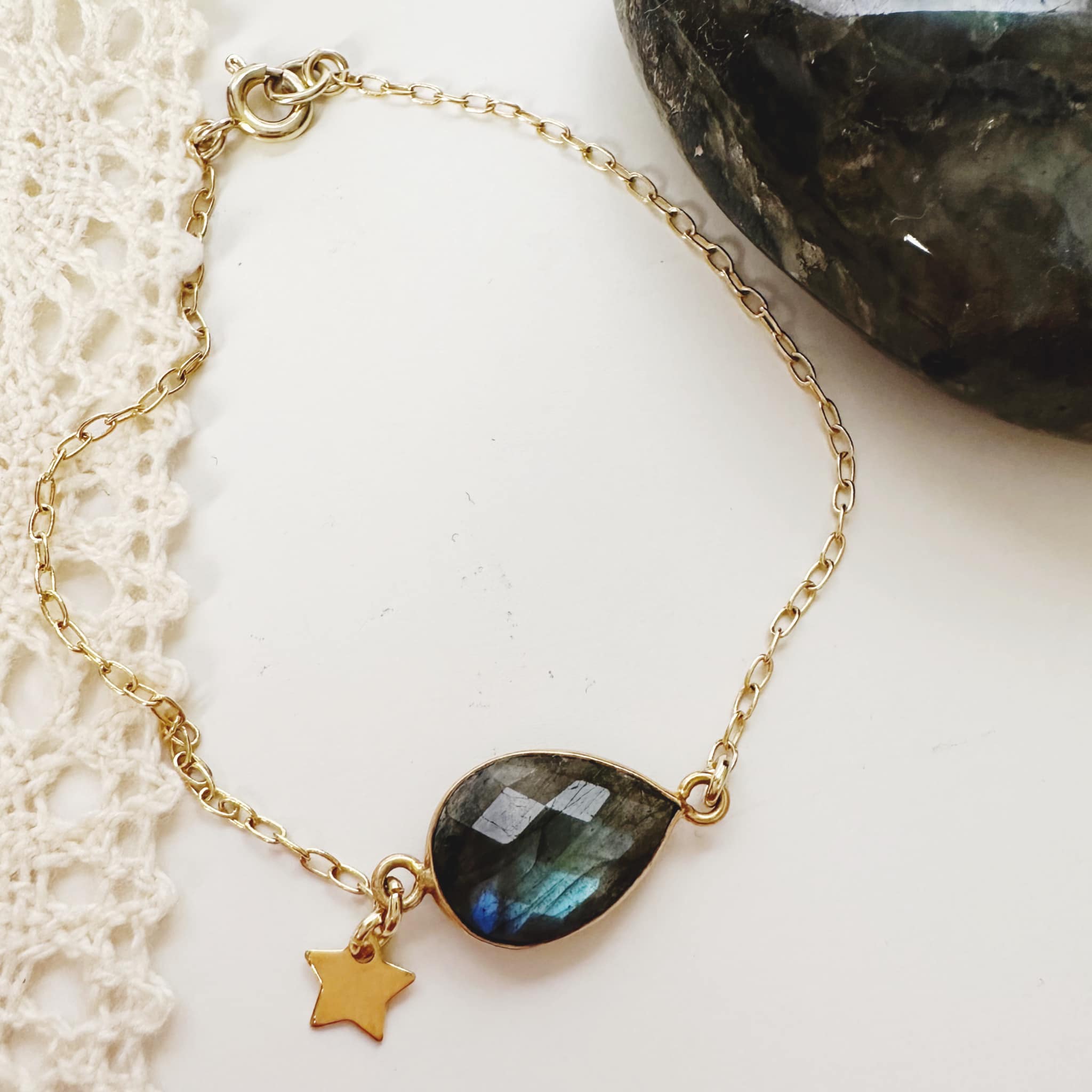 Pulsera “Intuición” piedra Labradorita. Incluye packing regalo y significado de la Piedra