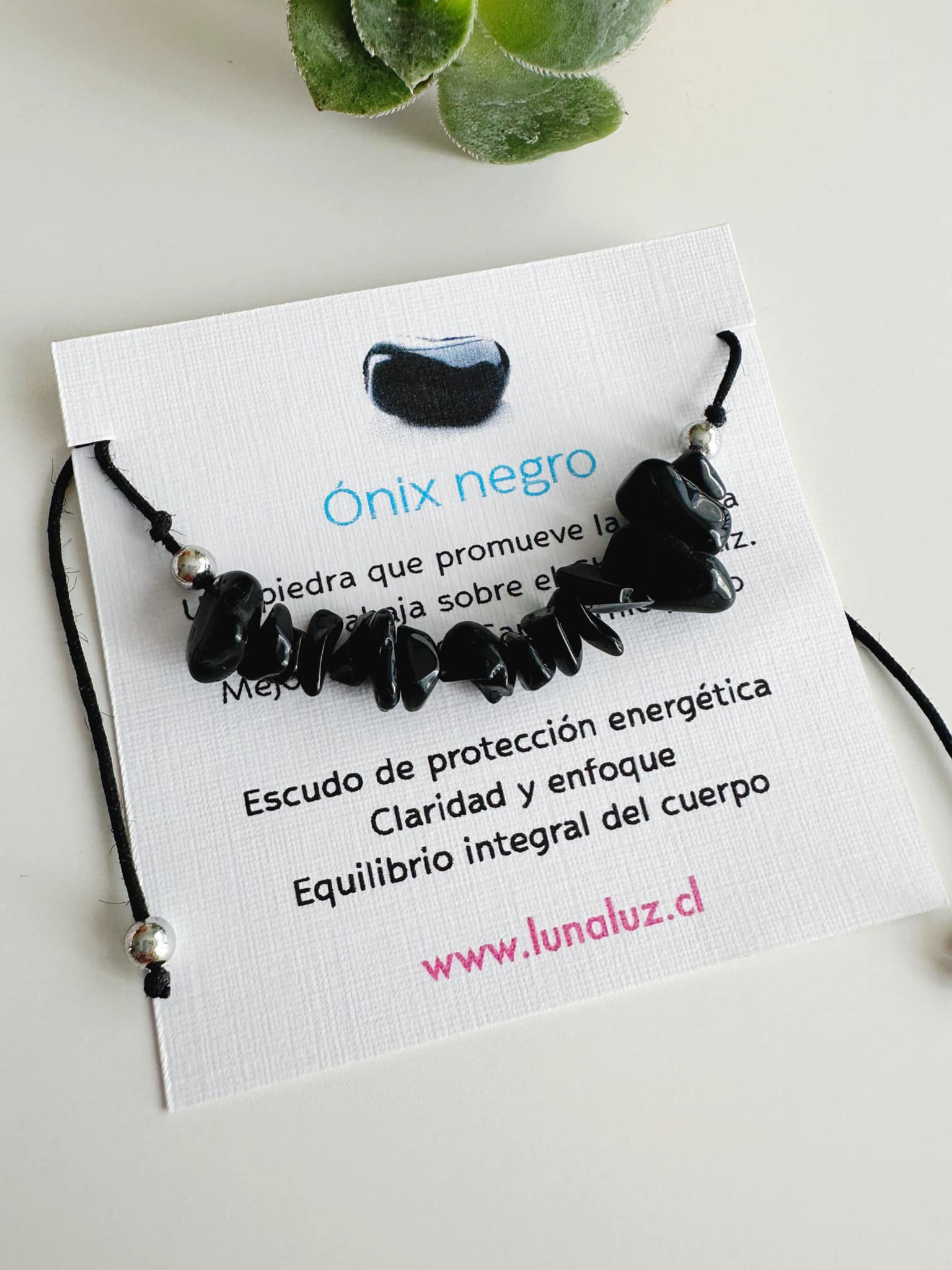 Pulsera hilo ajustable Ónix negro. Incluye significado de la piedra y packing para regalo