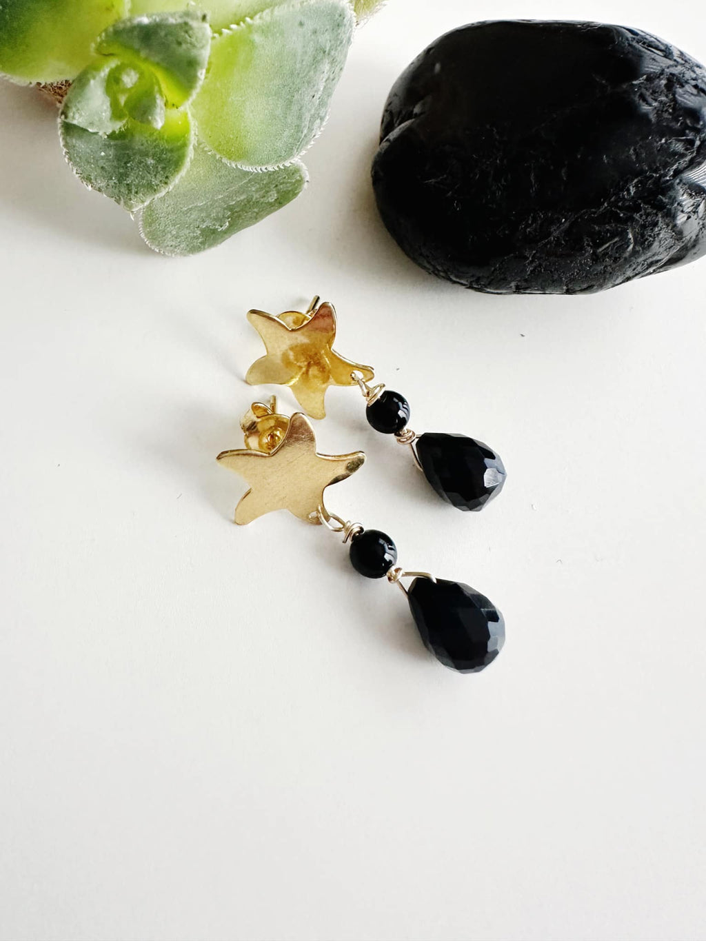 Aros estrella en piedra Onix negro. Incluye significado de la piedra  y packing para regalo