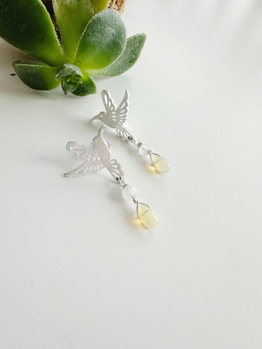 Aros Colibrí en Piedra Ópalo etíope. Incluye significado de la piedra y packing para regalo