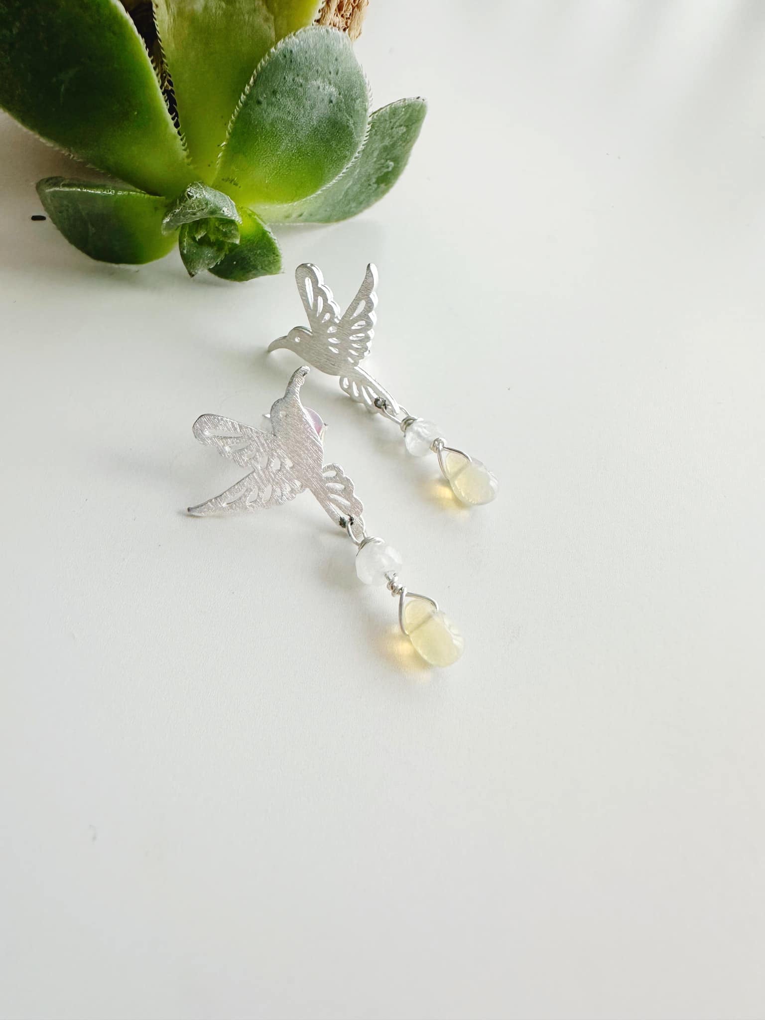 Aros Colibrí en Piedra Ópalo etíope. Incluye significado de la piedra y packing para regalo