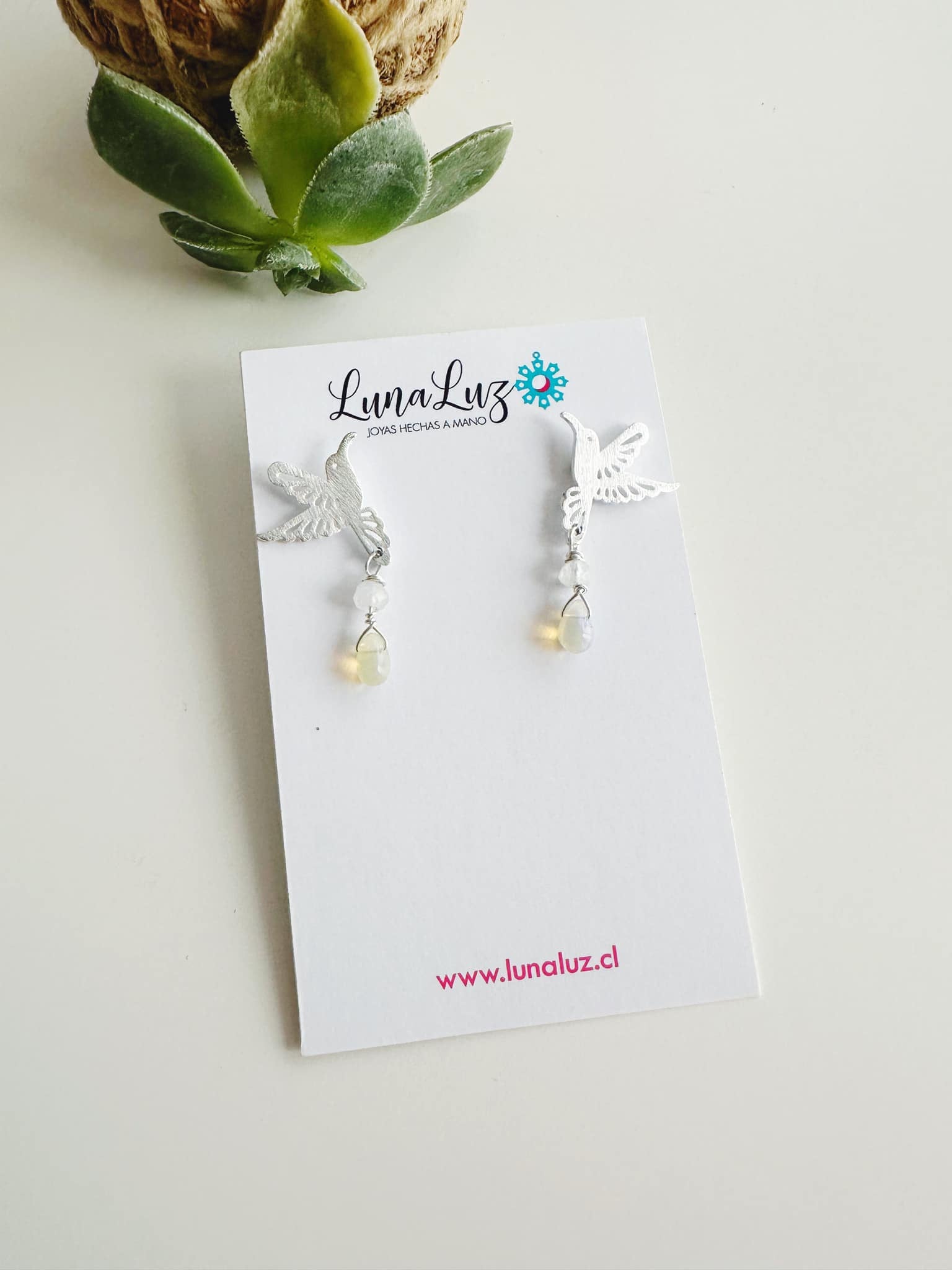 Aros Colibrí en Piedra Ópalo etíope. Incluye significado de la piedra y packing para regalo