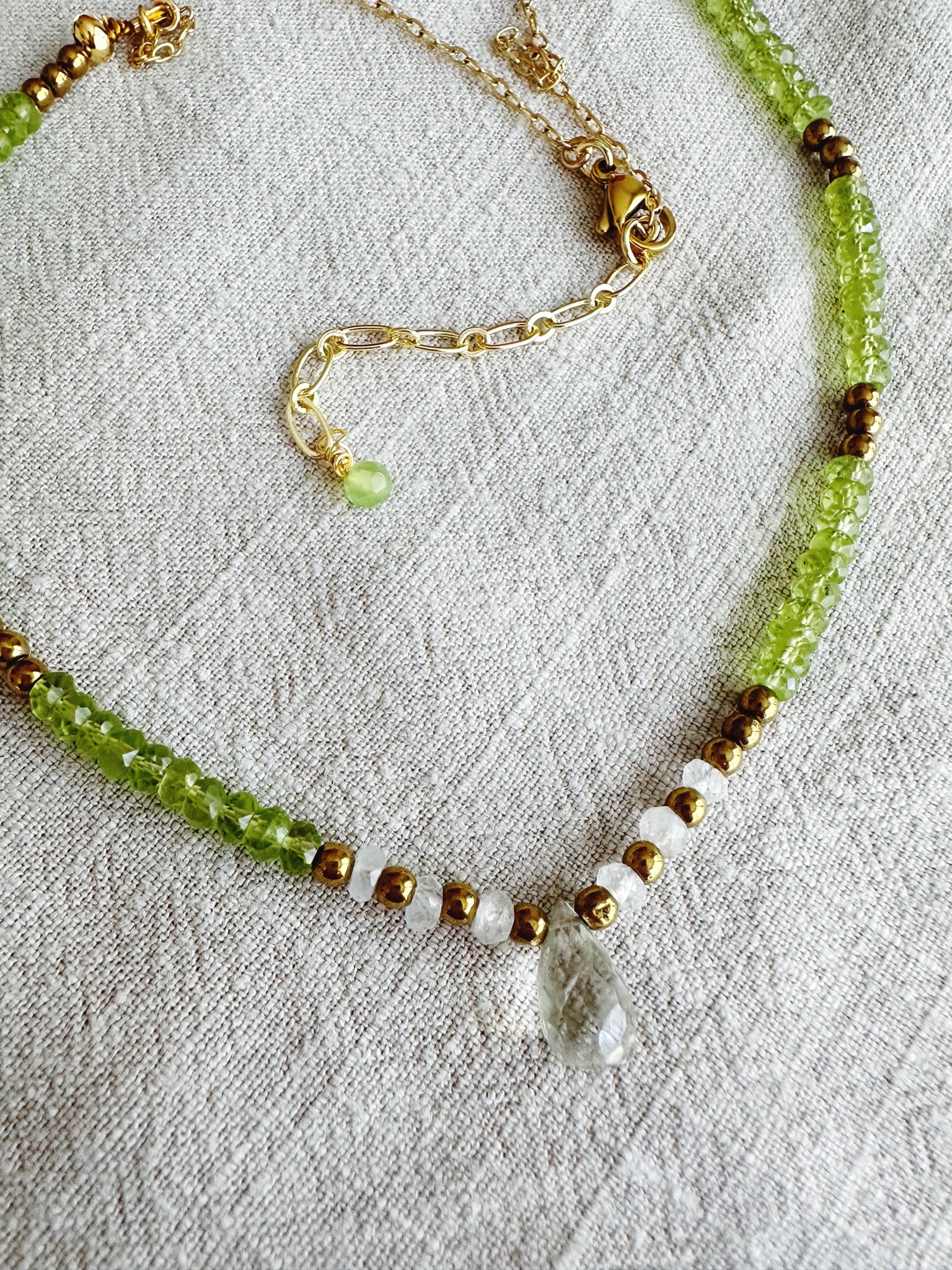 Collar "Renovación y Equilibrio" – Peridoto con Amatista Verde