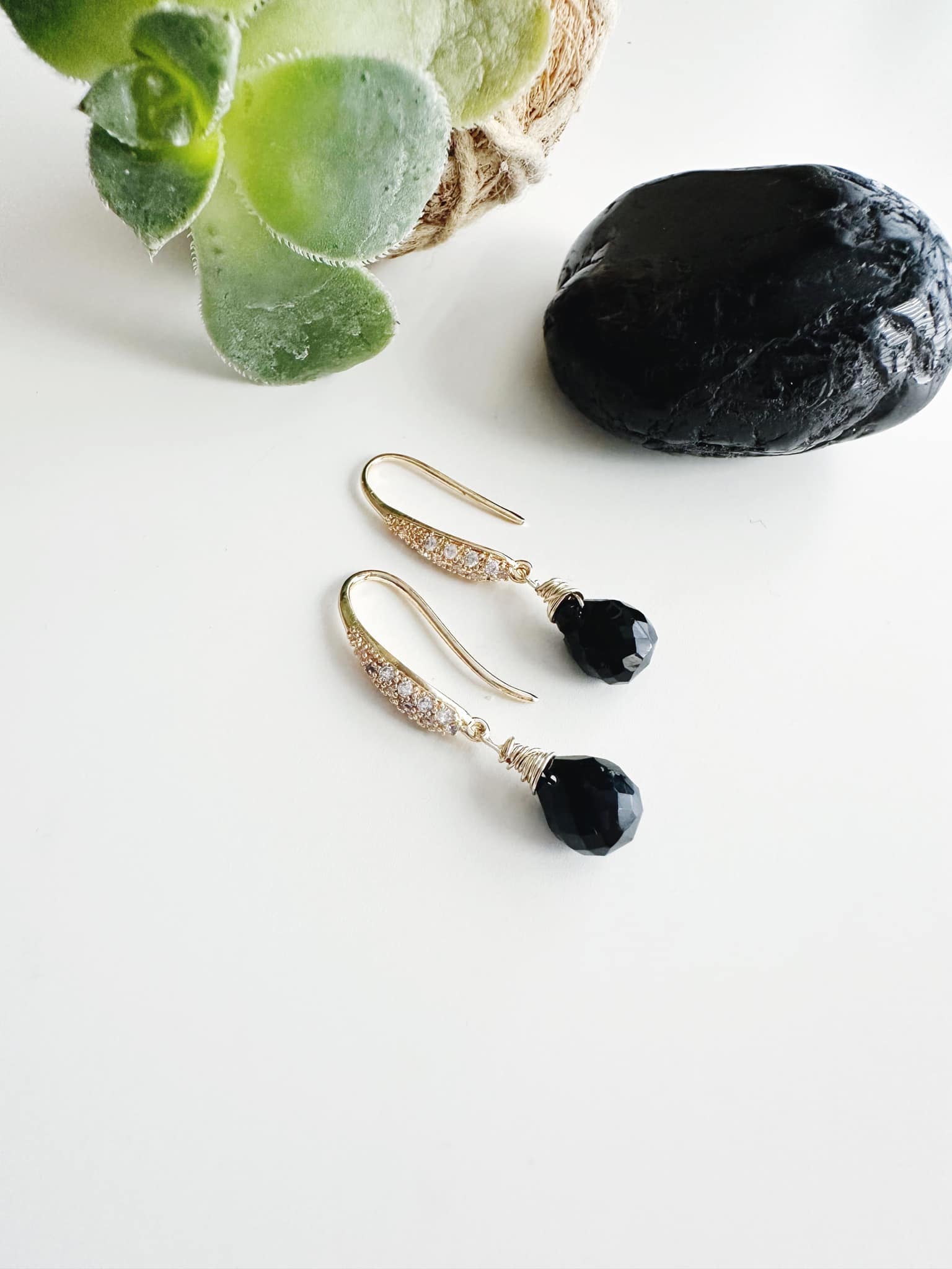 Aros piedra Onix negro. Incluye significado de la piedra y packing para regalo