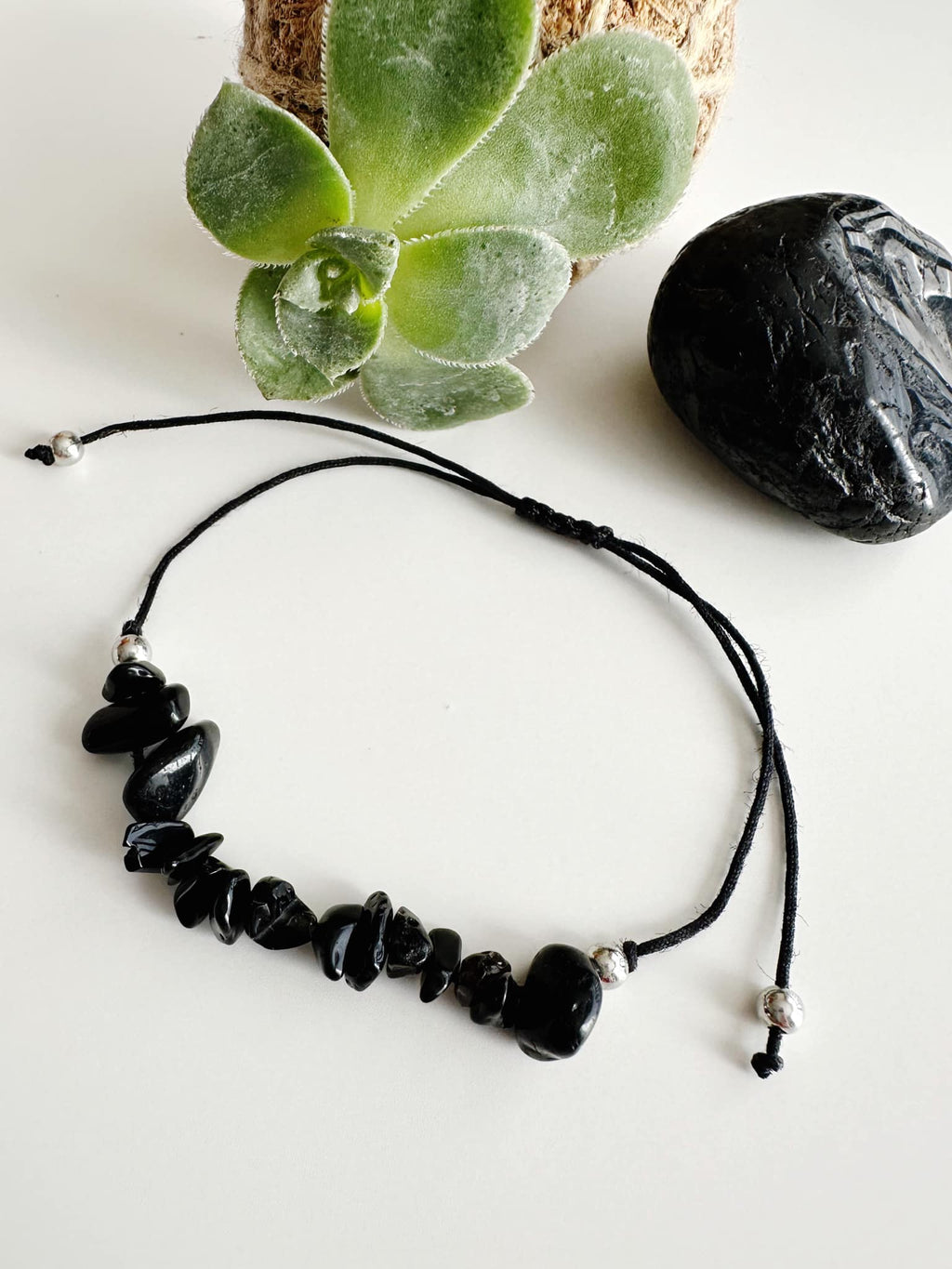 Pulsera hilo ajustable Ónix negro. Incluye significado de la piedra y packing para regalo