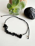 Pulsera hilo ajustable Ónix negro. Incluye significado de la piedra y packing para regalo