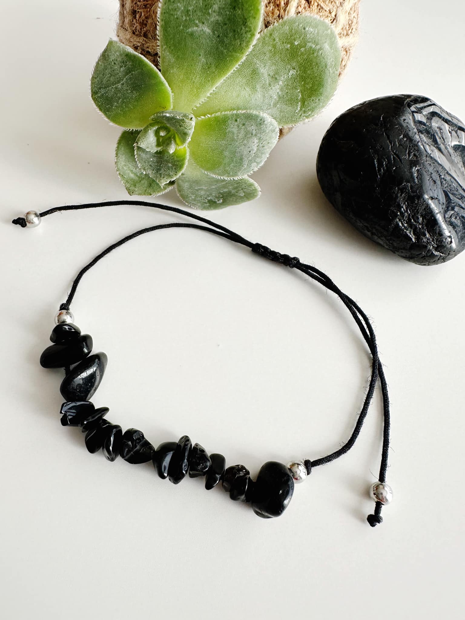 Pulsera hilo ajustable Ónix negro. Incluye significado de la piedra y packing para regalo