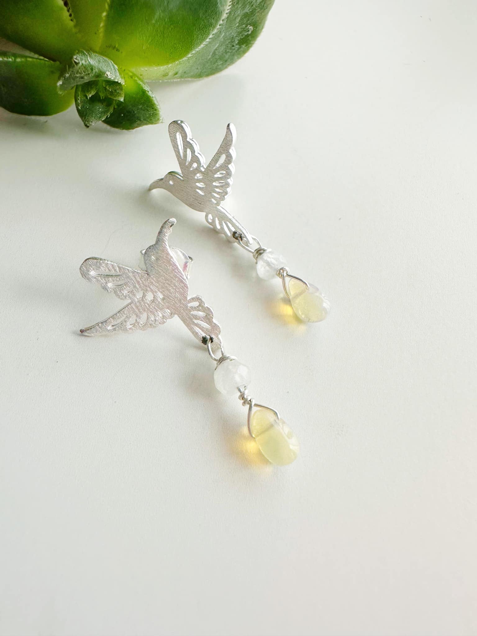 Aros Colibrí en Piedra Ópalo etíope. Incluye significado de la piedra y packing para regalo