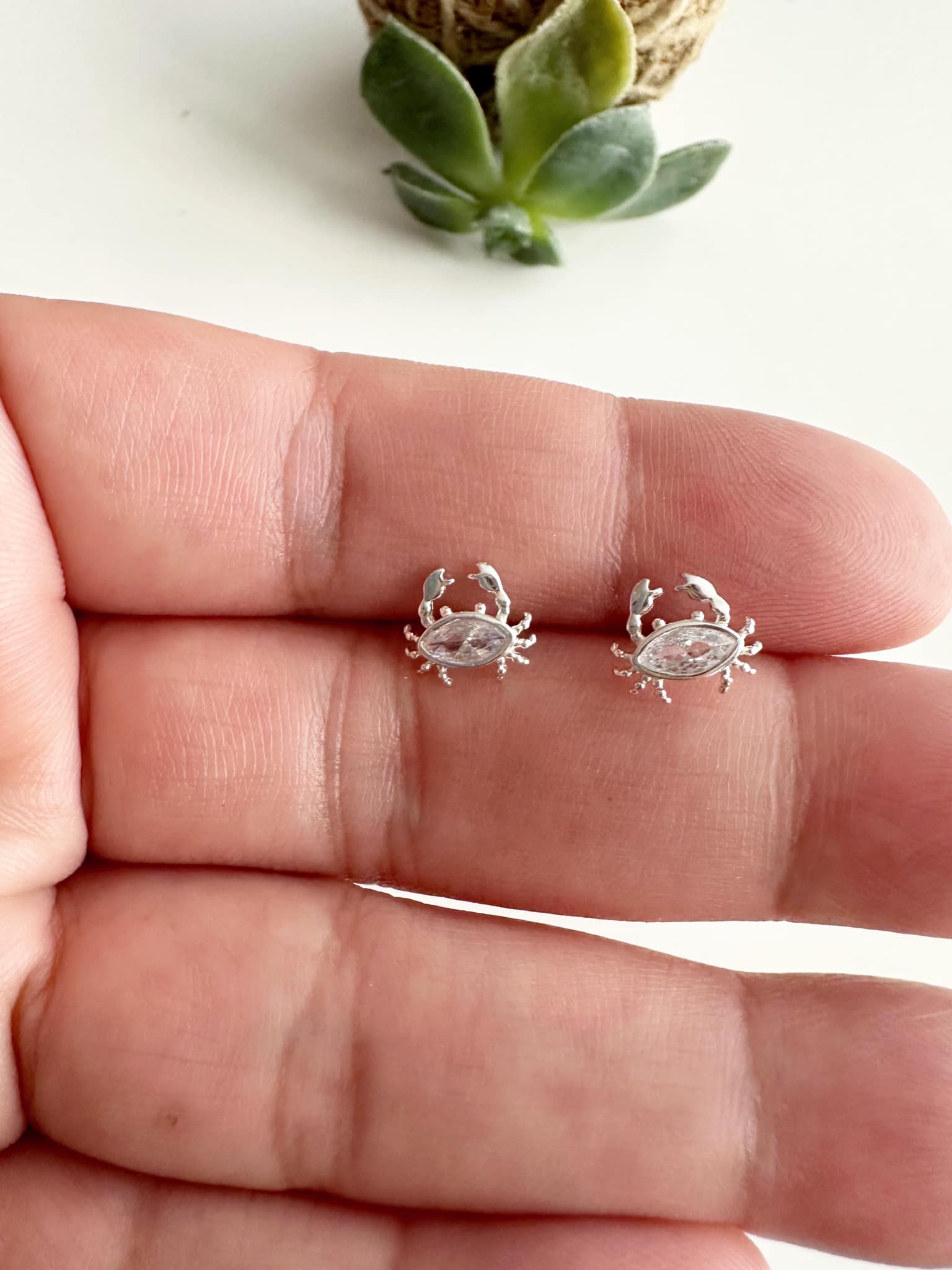Aros cangrejito en circones. Incluye packing para regalo