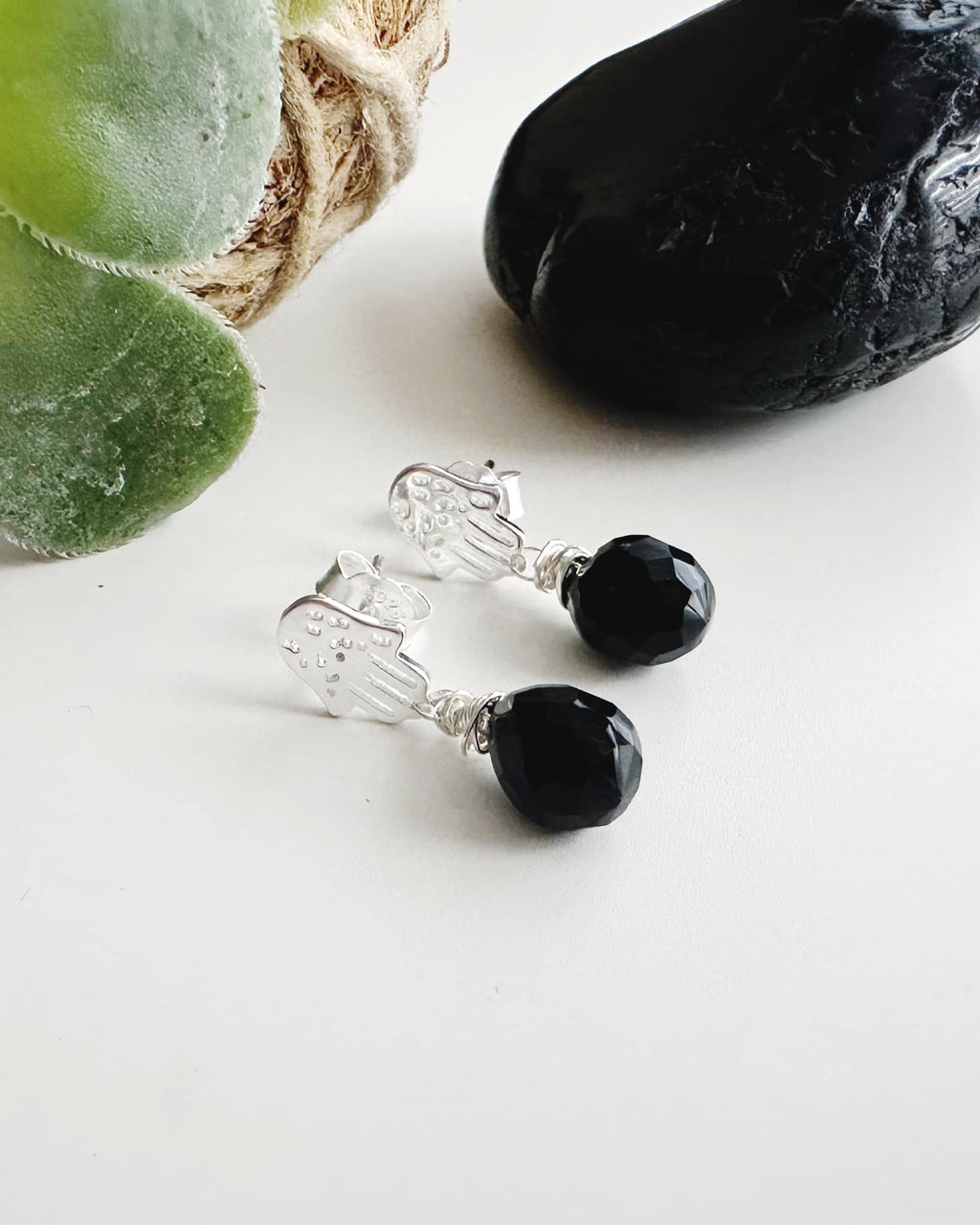 Aros de Plata 925 Mano de Fátima piedra Onix. Incluye significado de la piedra y packing para regalo