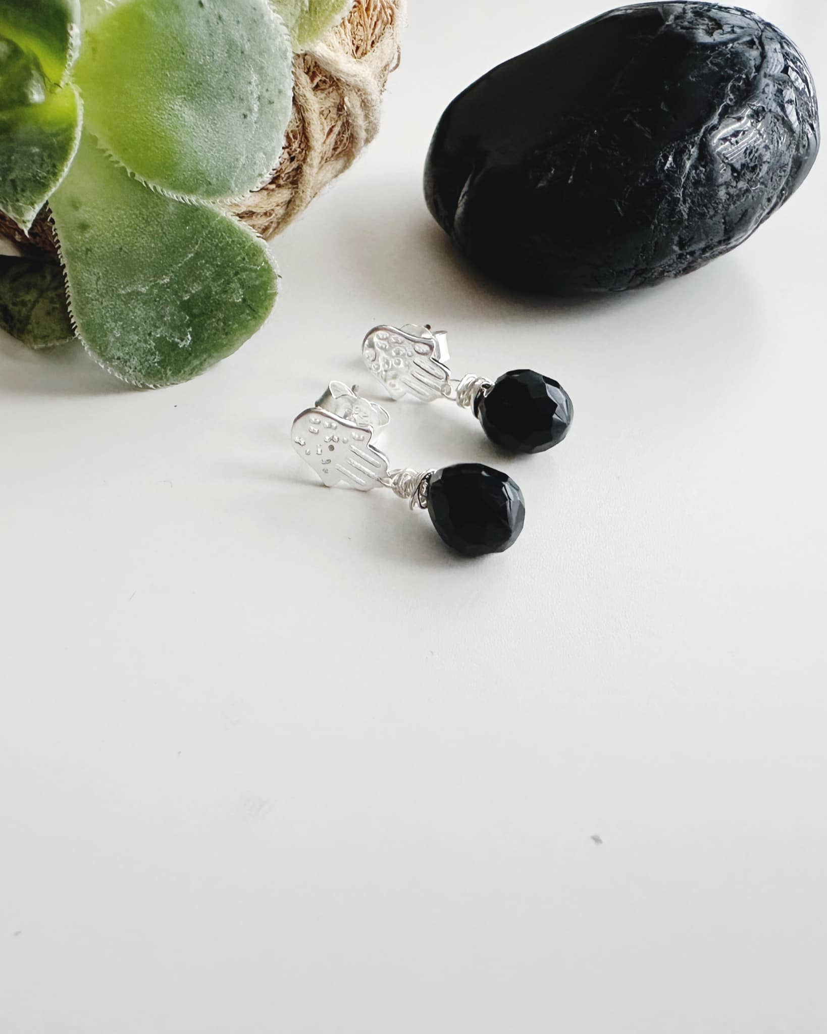 Aros de Plata 925 Mano de Fátima piedra Onix. Incluye significado de la piedra y packing para regalo