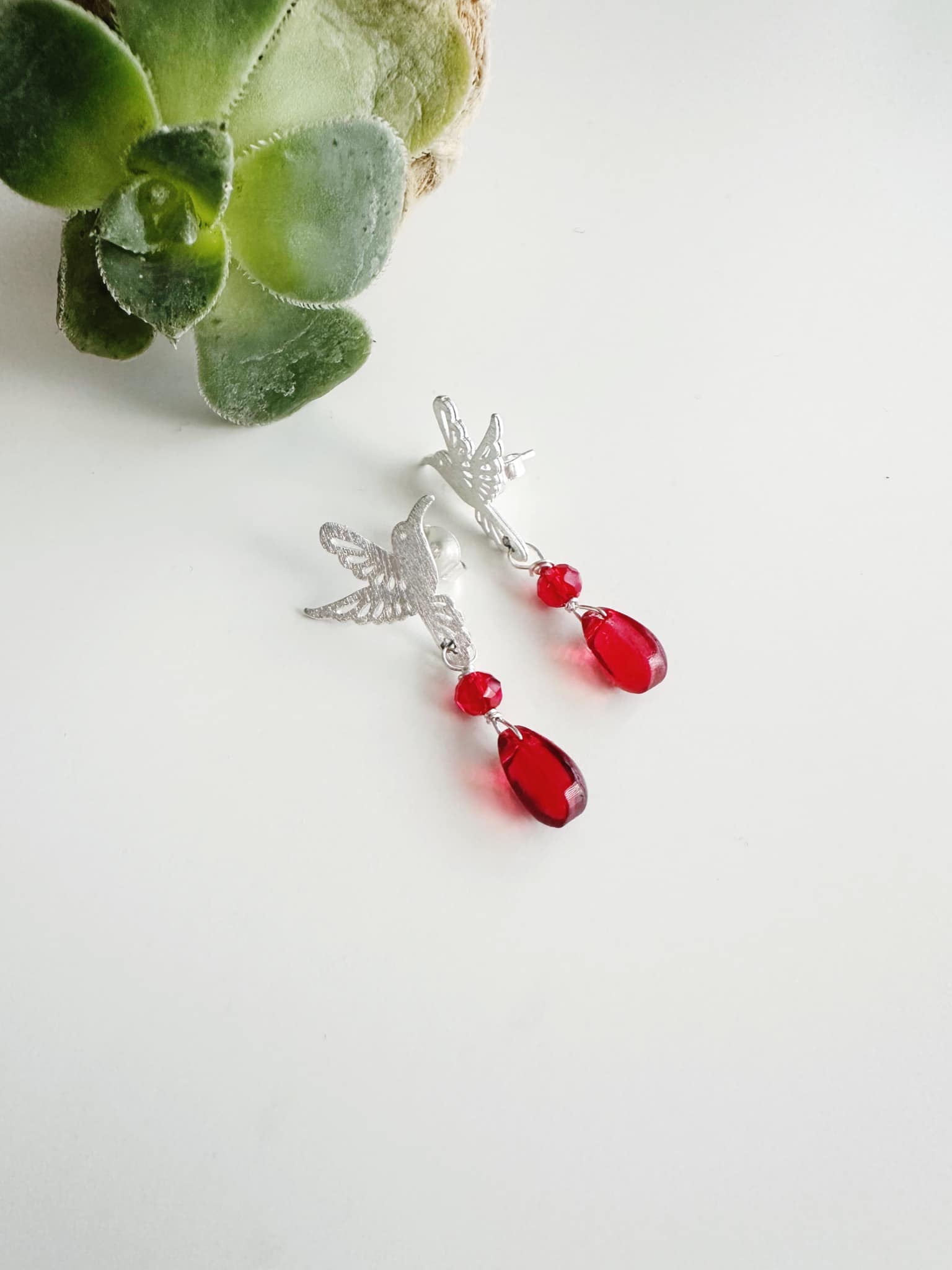 Aros Colibrí con Cristales Rojos “Pasión en Vuelo”