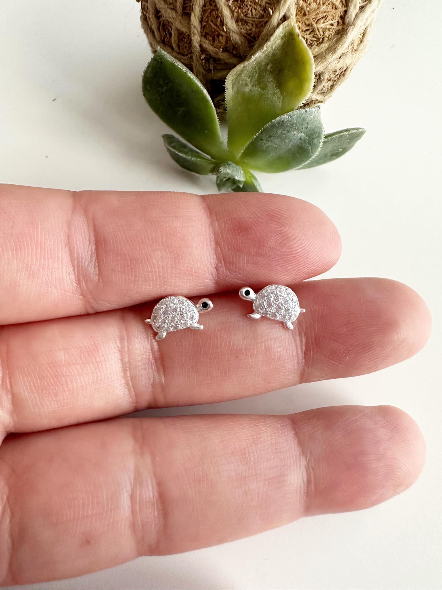 Aros de Plata 925 tortuguitas en circones. Incluyen Packing para regalo