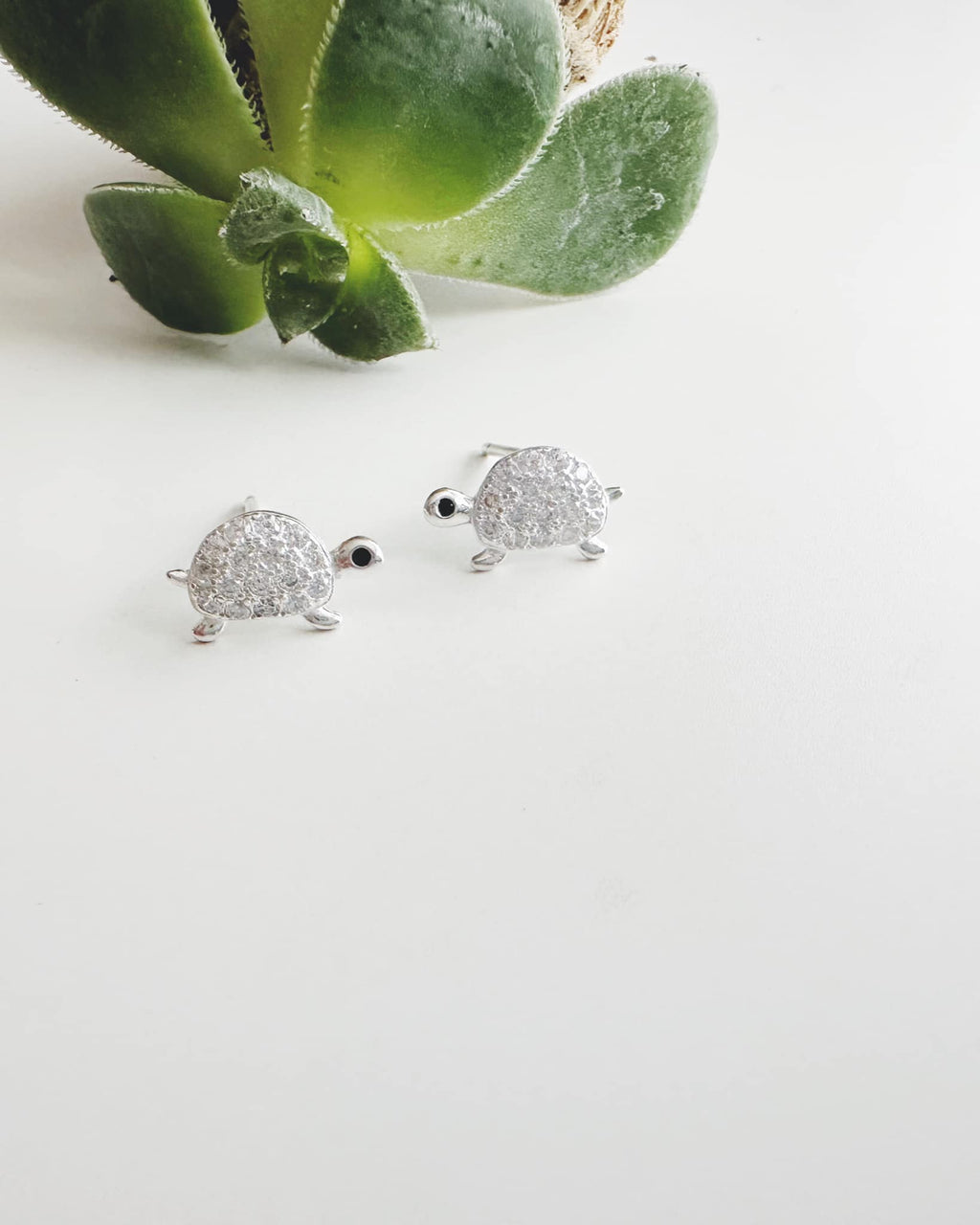 Aros de Plata 925 tortuguitas en circones. Incluyen Packing para regalo