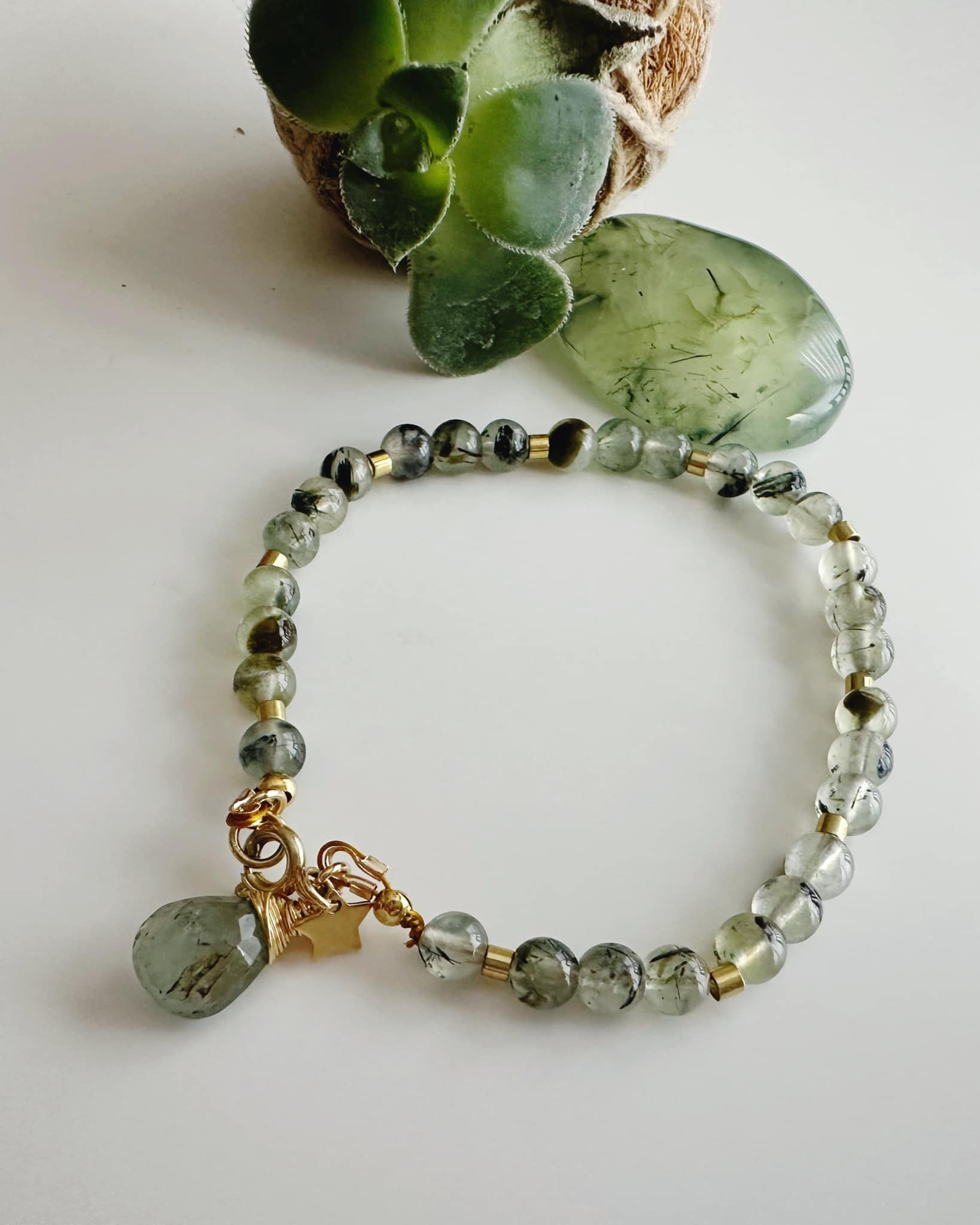 Pulsera piedra Prehnita. Incluye significado de su piedra y Packing para regalo