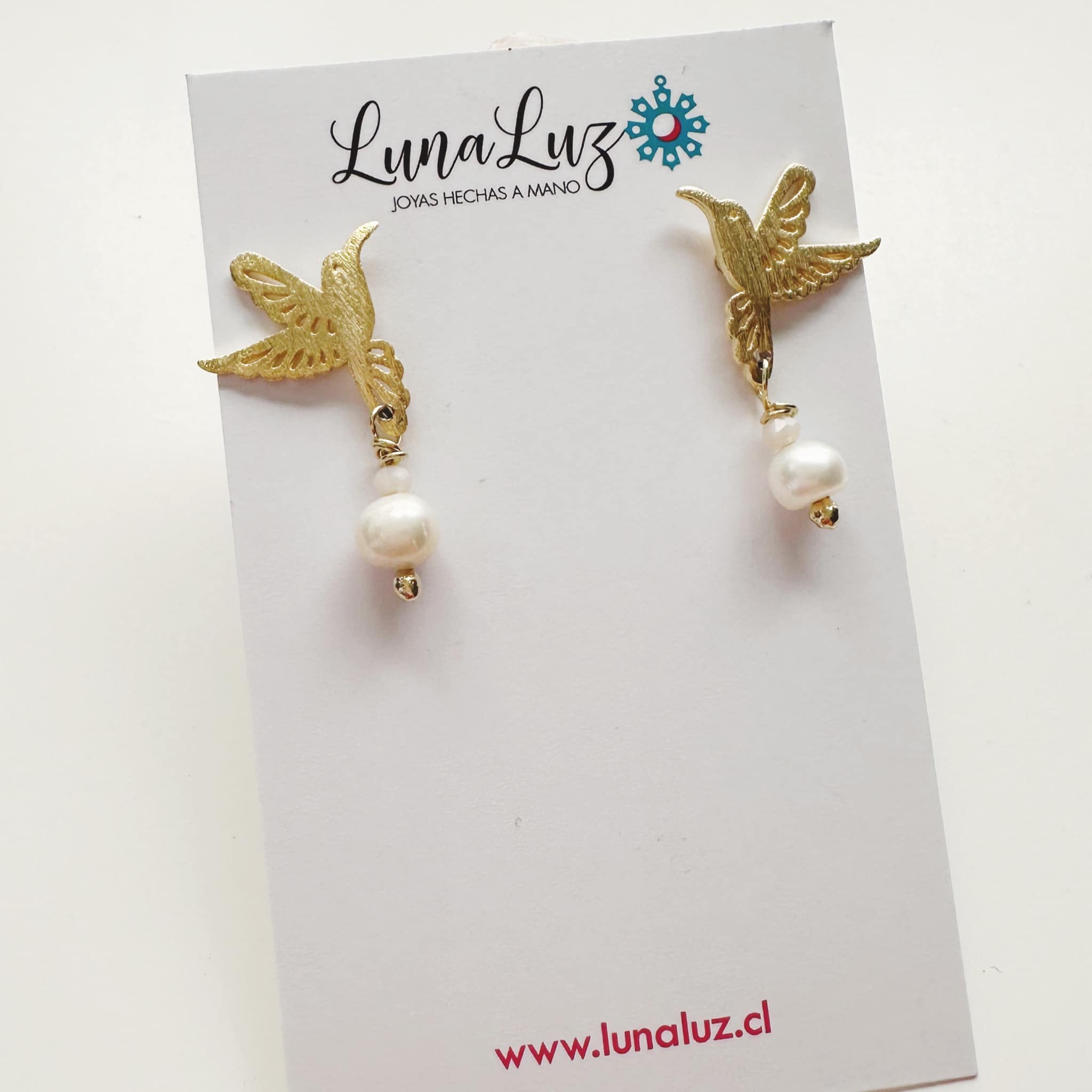 Conjunto de Colibrí en perlitas naturales. Incluye packing para regalo