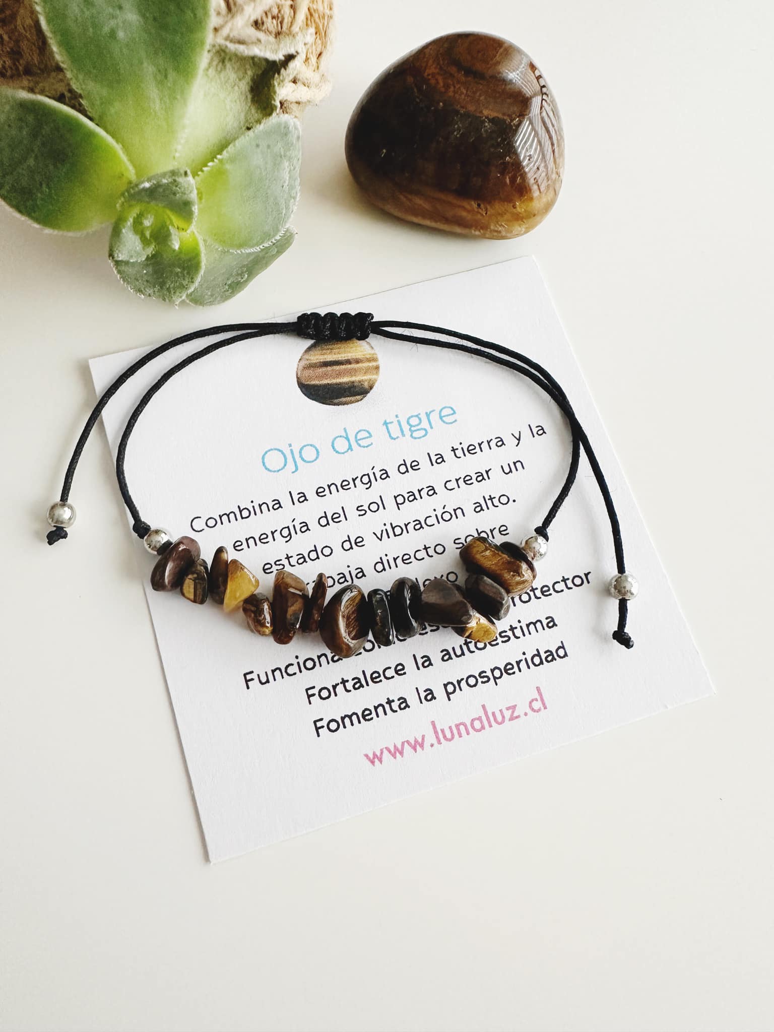 Pulsera hilo ajustable piedra Ojo de tigre. Incluye significado de la piedra y packing para regalo
