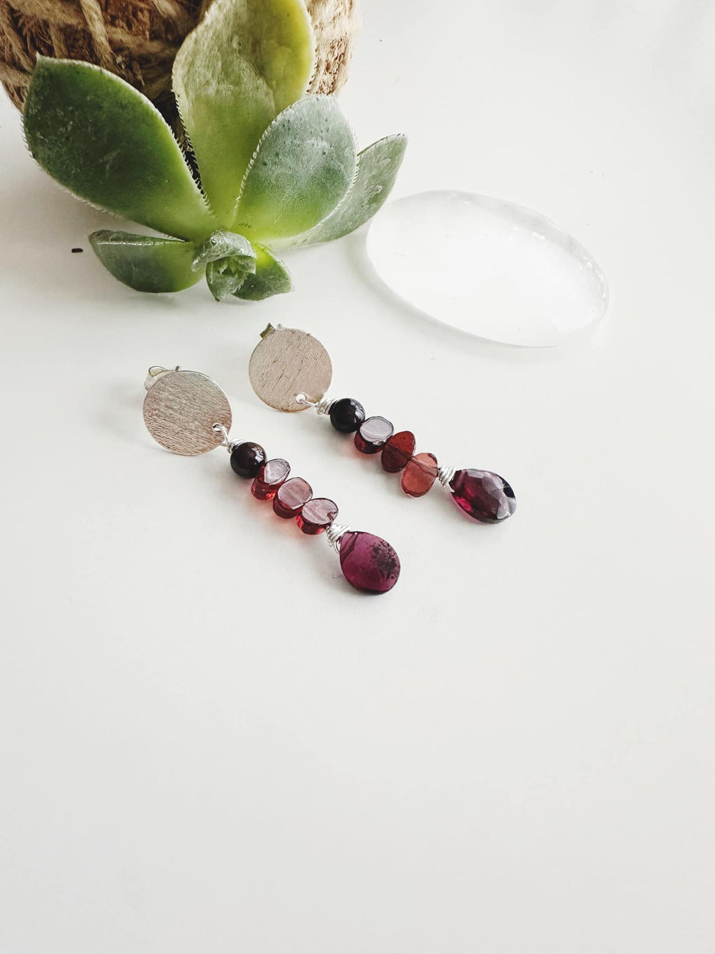 Aros silver “Enraíza” en piedras Granates. Incluye significado de la piedra y packing para regalo