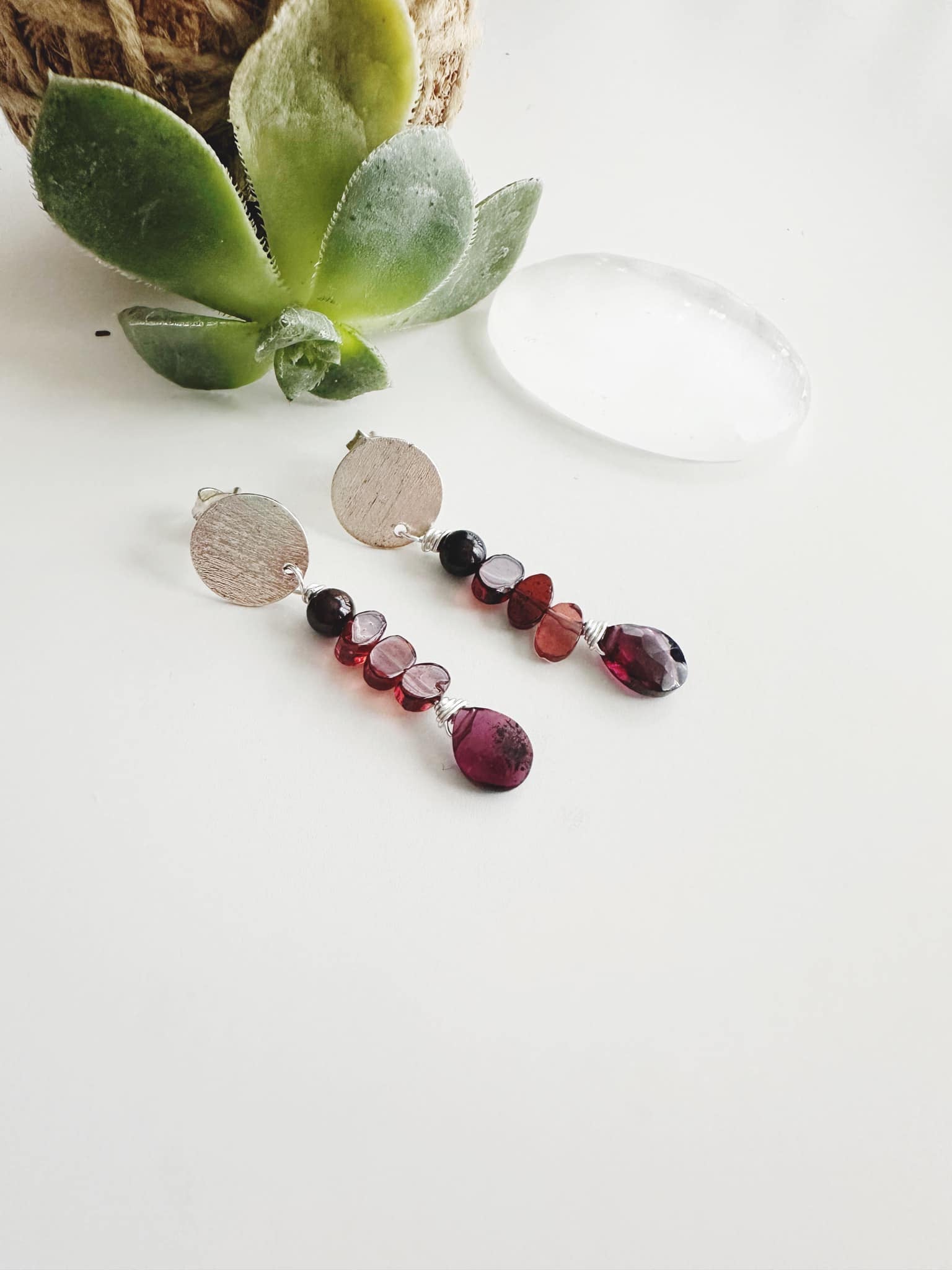 Aros silver “Enraíza” en piedras Granates. Incluye significado de la piedra y packing para regalo