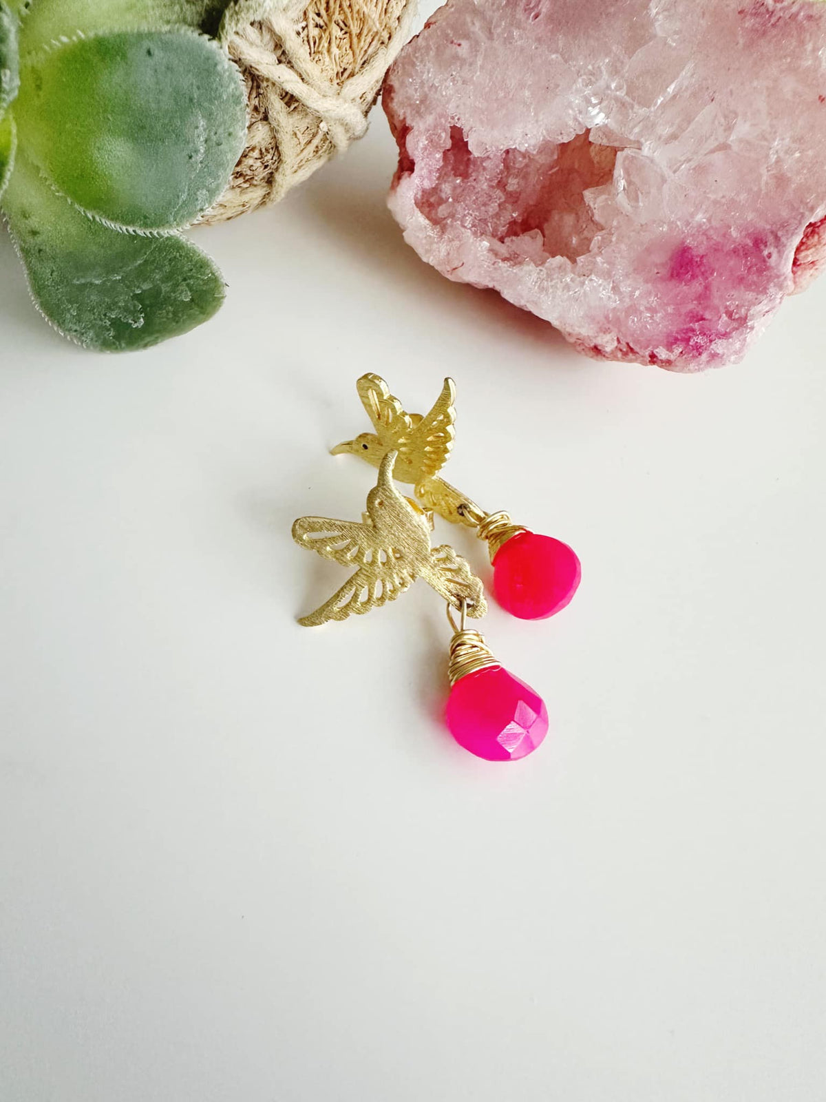 Aros de Colibrí con Piedra Calcedonia “Serenidad en Vuelo”. Enchape de Oro 18k