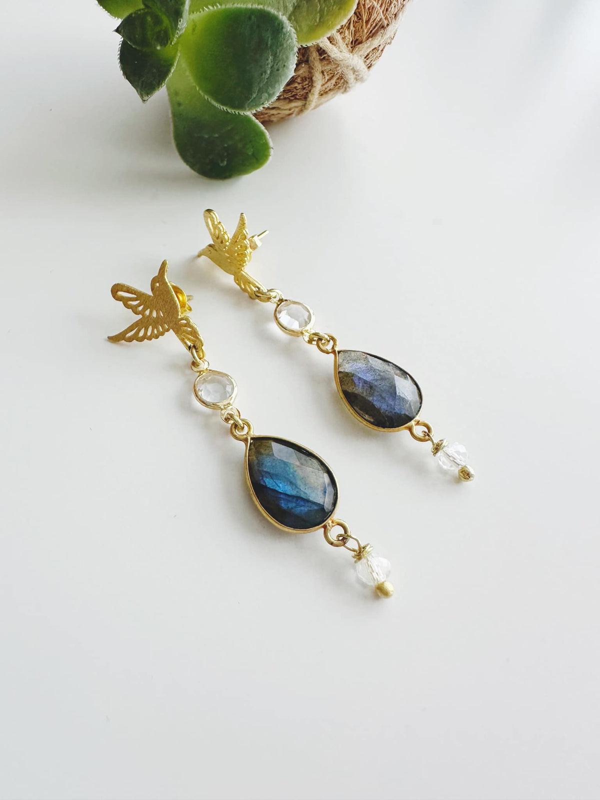 Aros "Intuición, Energía y Magia Interior" Colibrí con piedra Labradorita. Enchape de Oro 18k