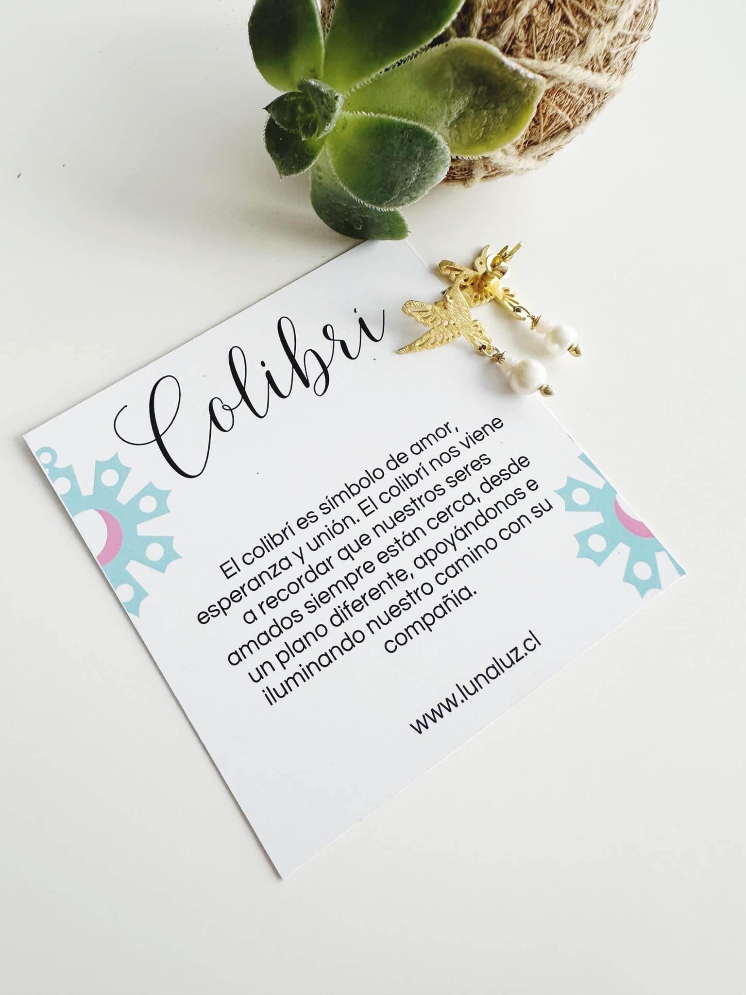 Aros colibrí en perlitas naturales. Enchape de Oro 18k